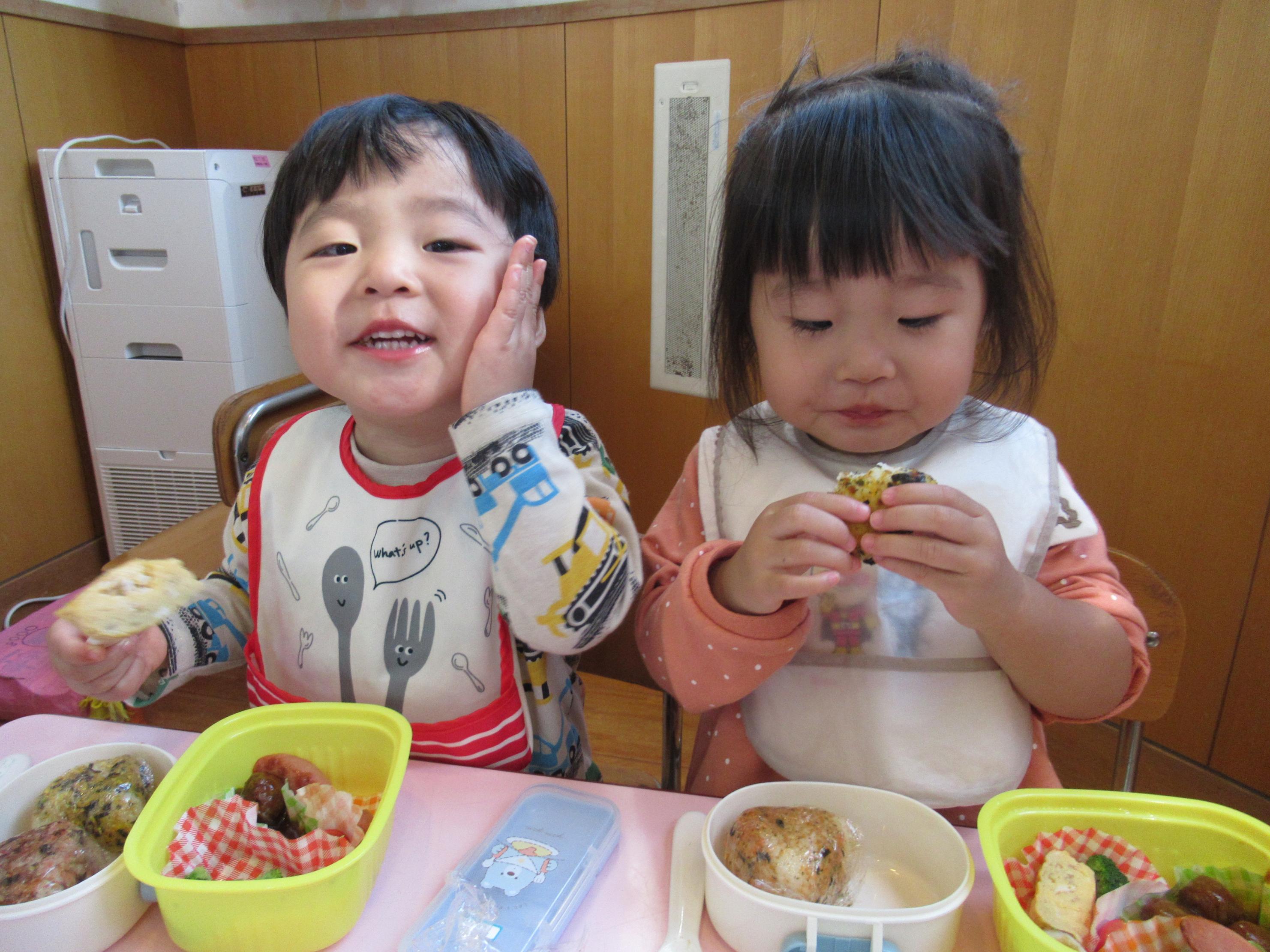 お弁当を食べている写真