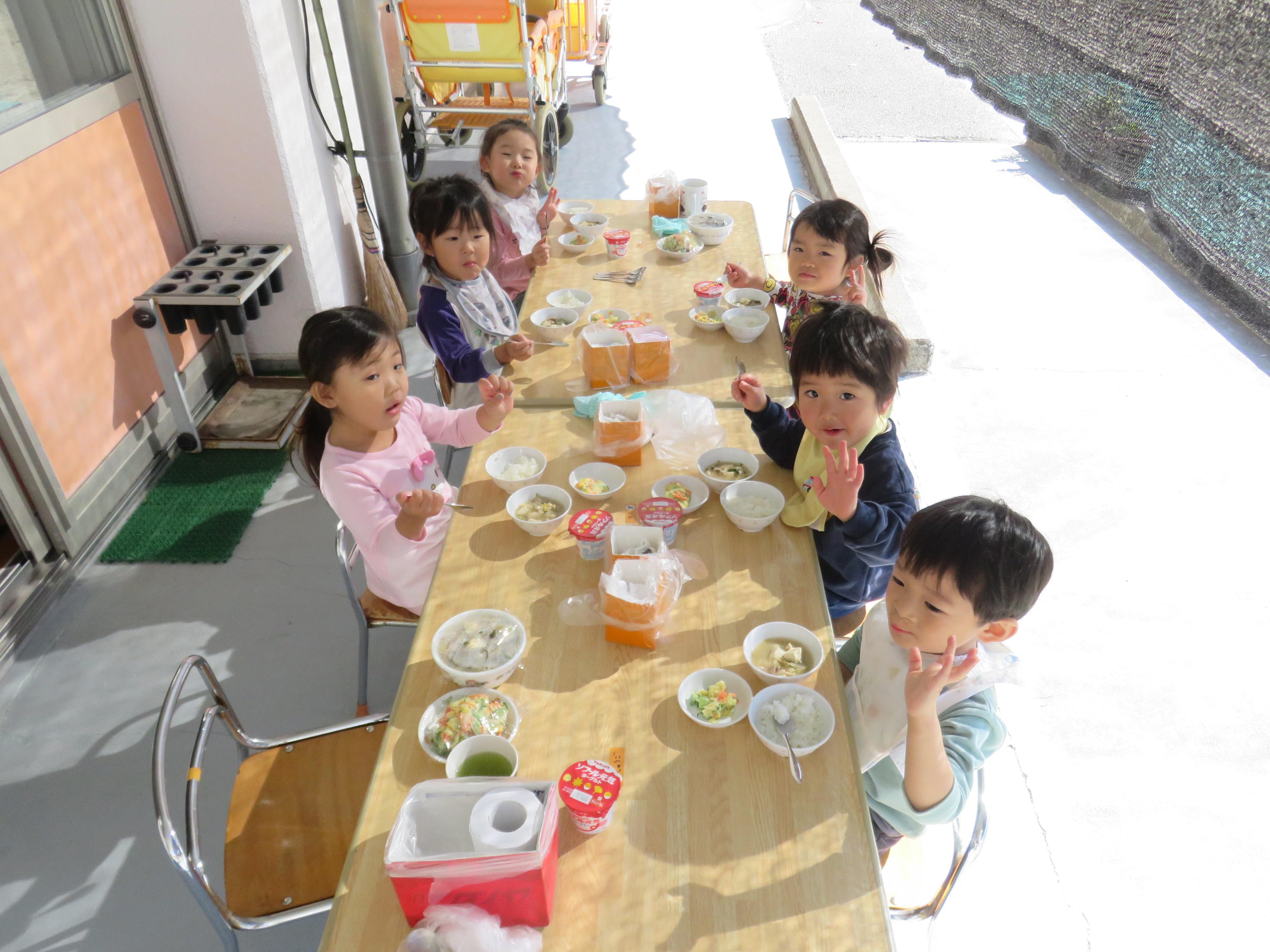 たんぽぽ組がテラスでご飯を食べているところ