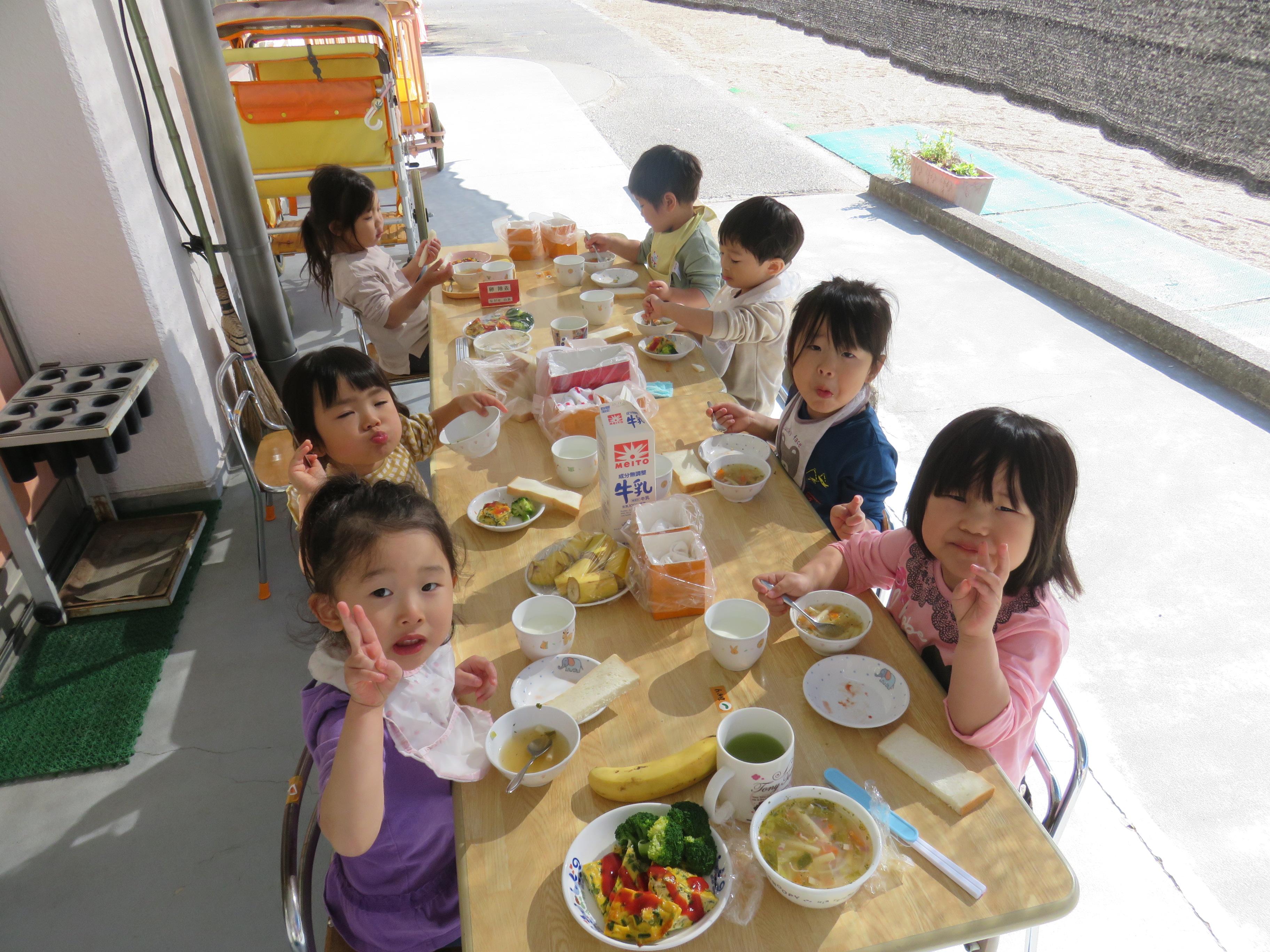 たんぽぽ組がテラスでご飯を食べているところ2