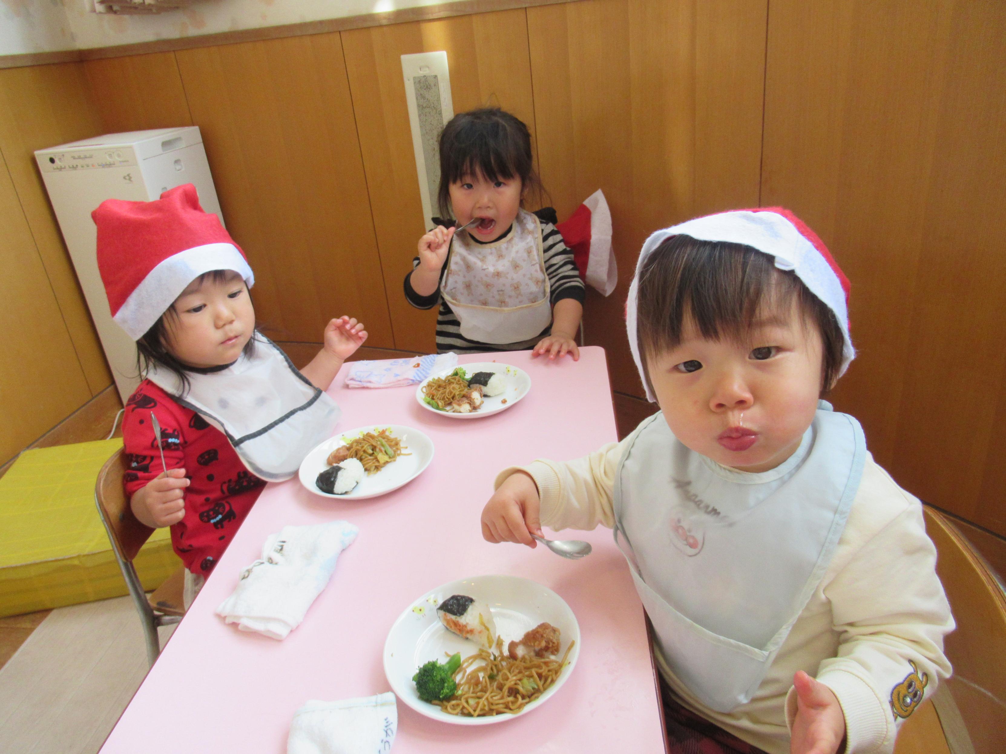 クリスマス会つくし組食事しているところ