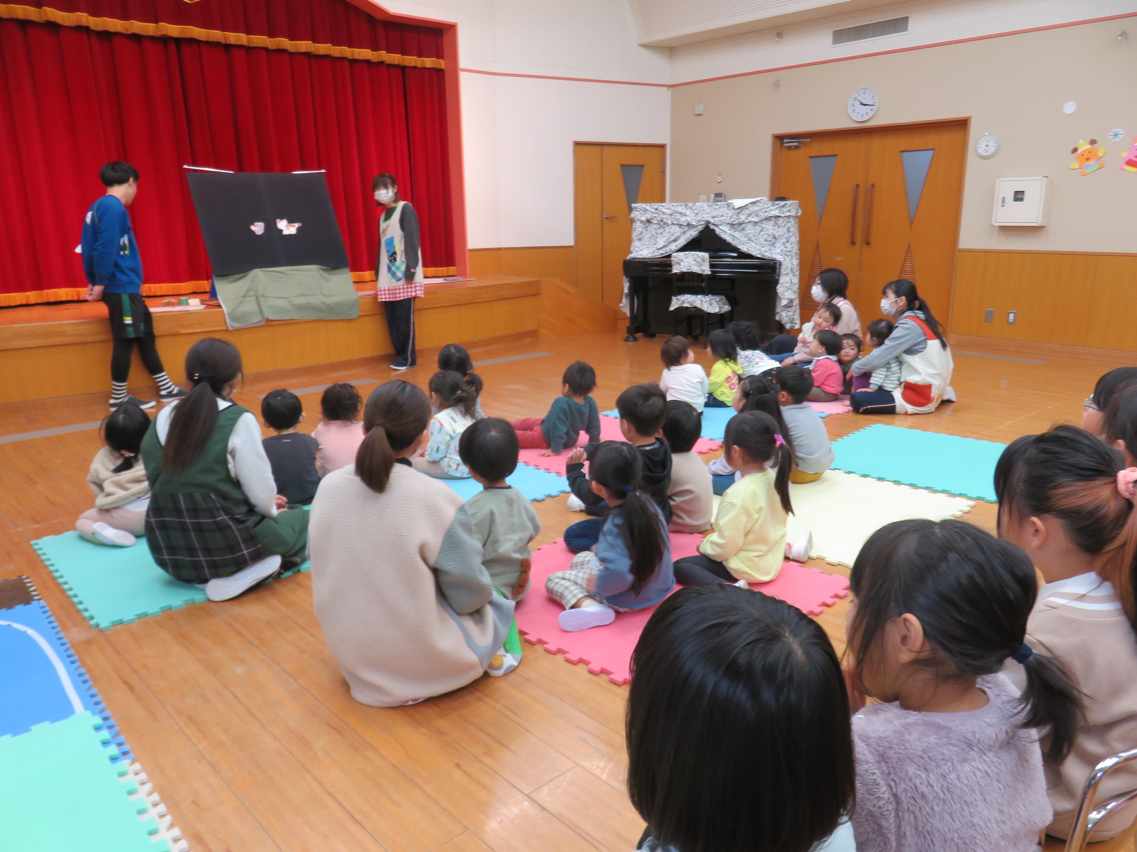 新年お楽しみ会パネルシアターを見ているところ