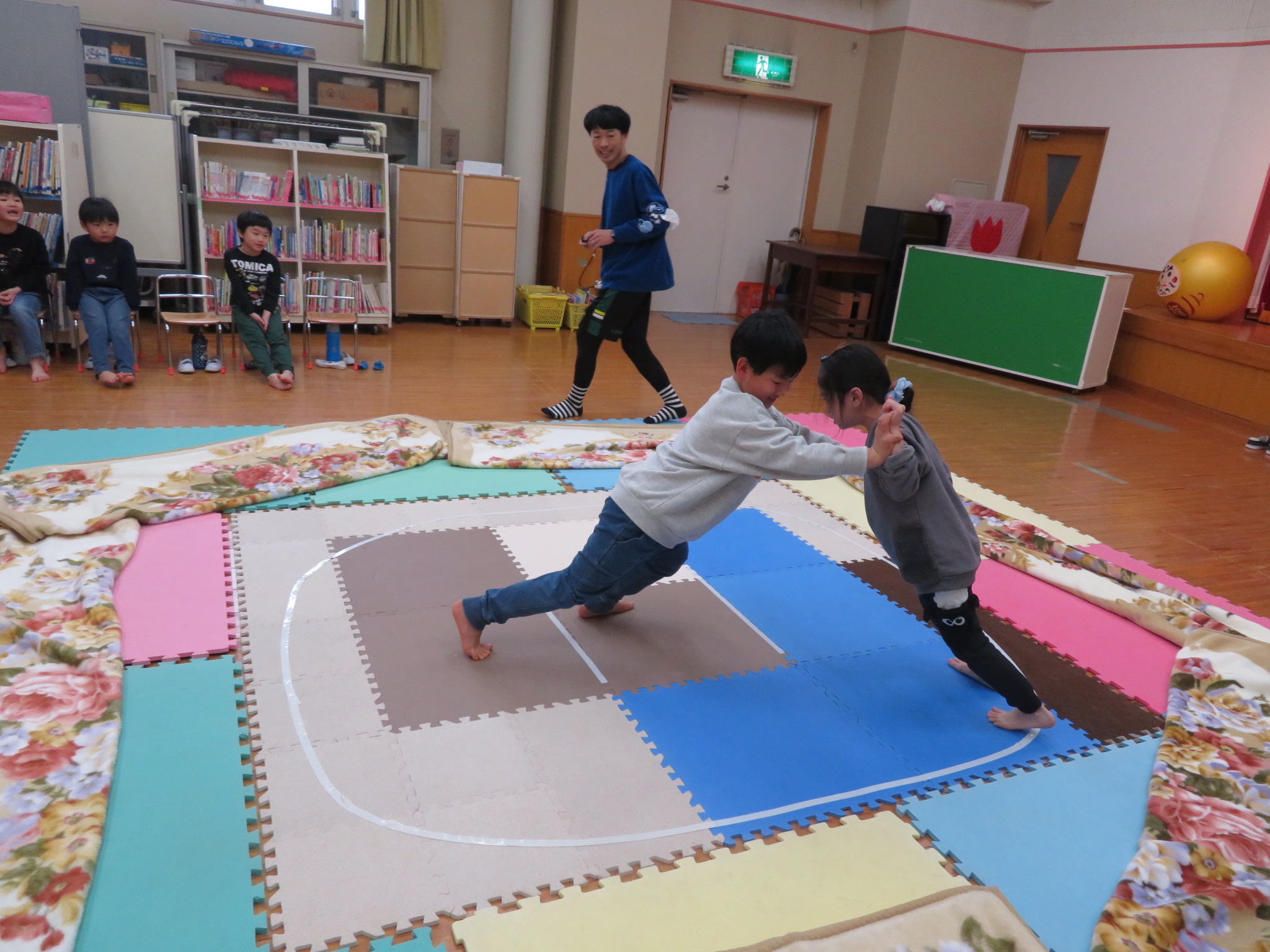 新年お楽しみ会で相撲対決をしている所