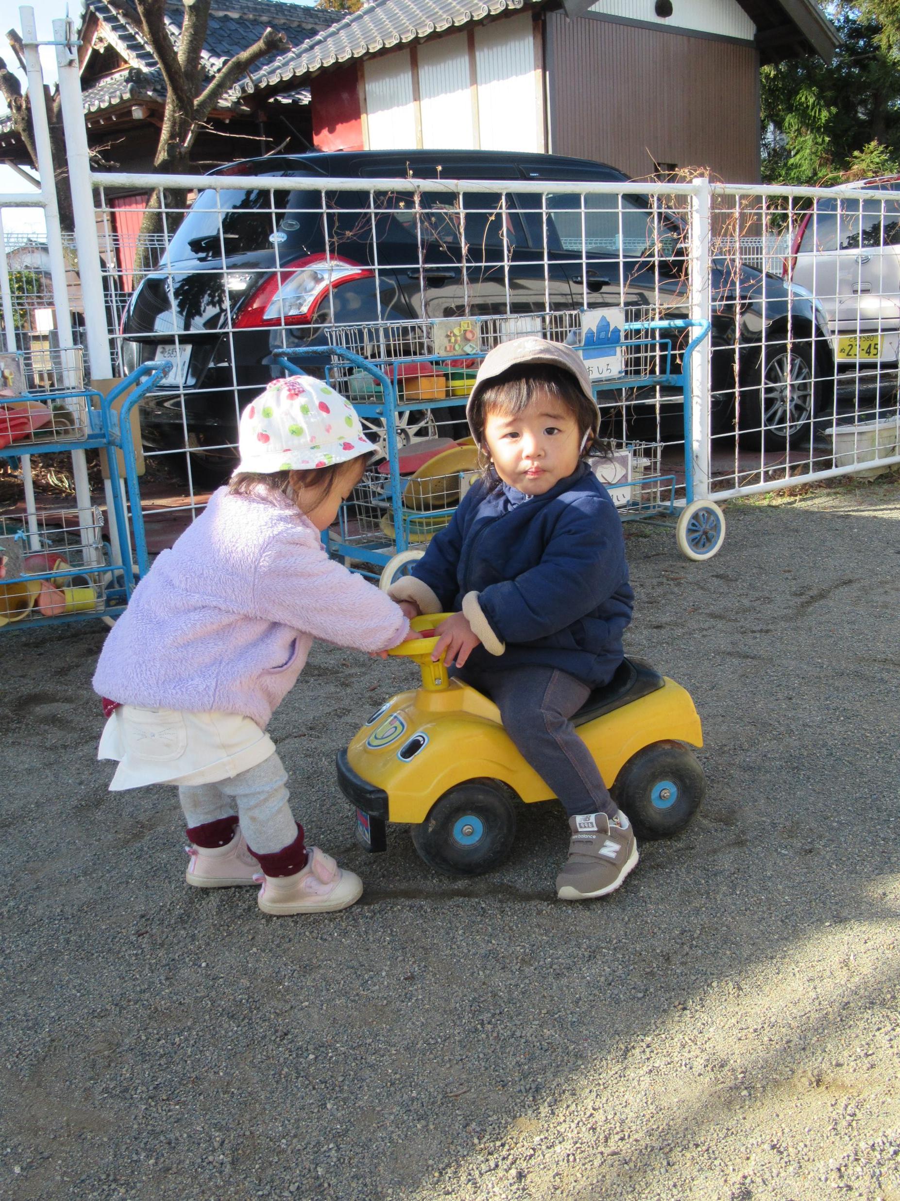 0歳児が遊んでいるところ3