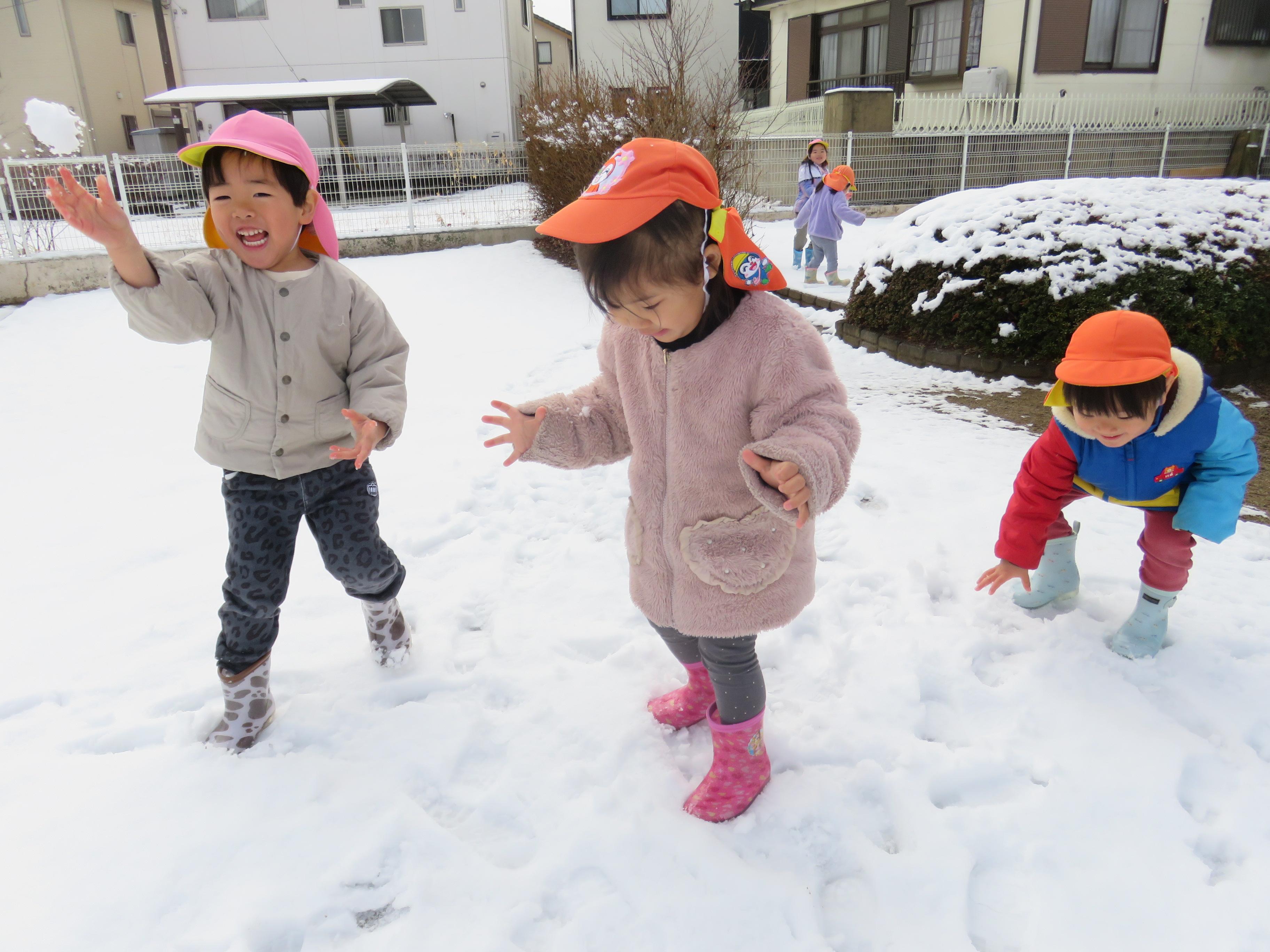 雪遊びをしているところ1枚目