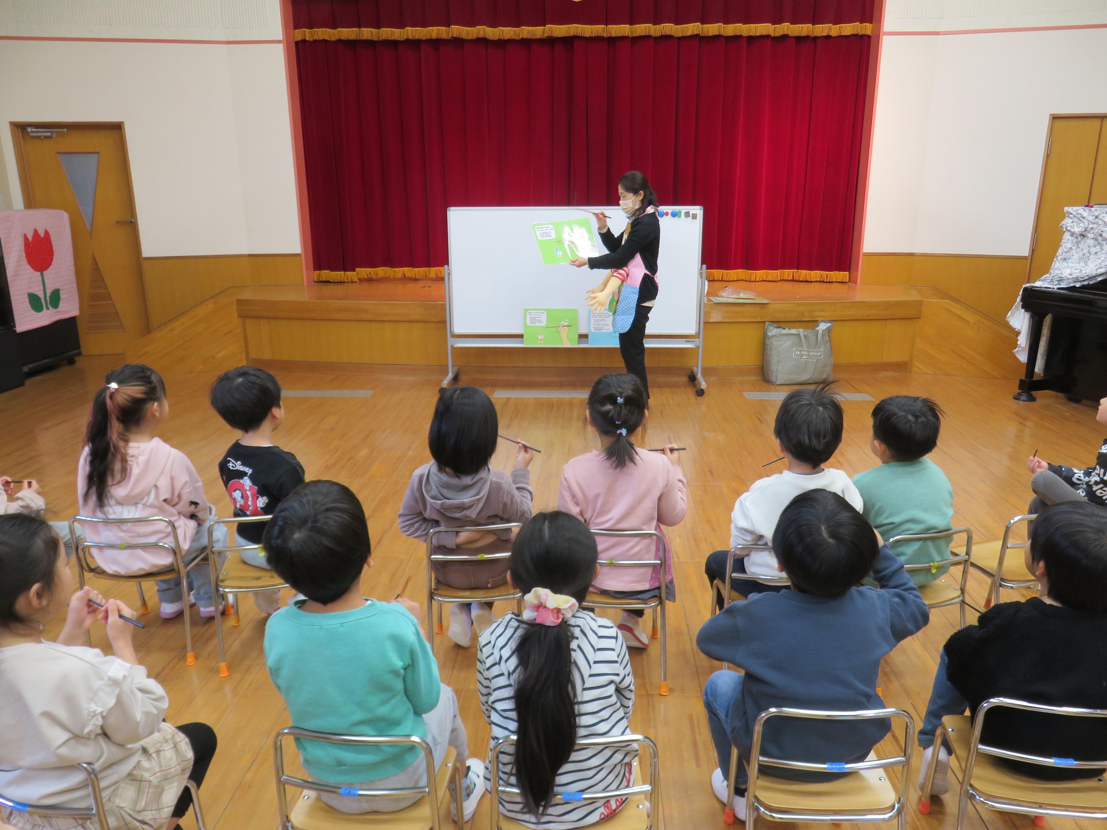 栄養指導で箸の持ち方を教えていただいているところ