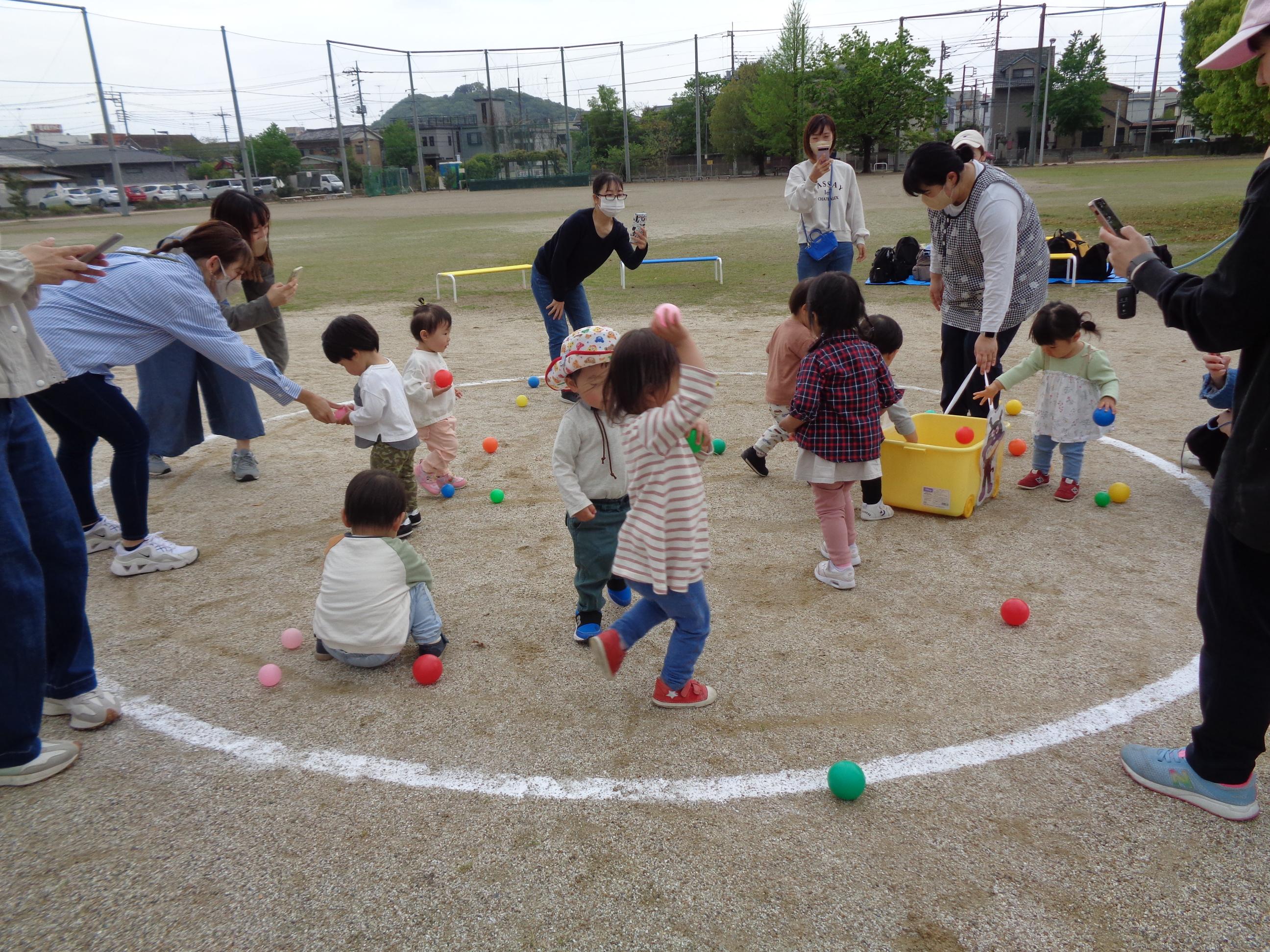 玉入れをしている子ども達の写真