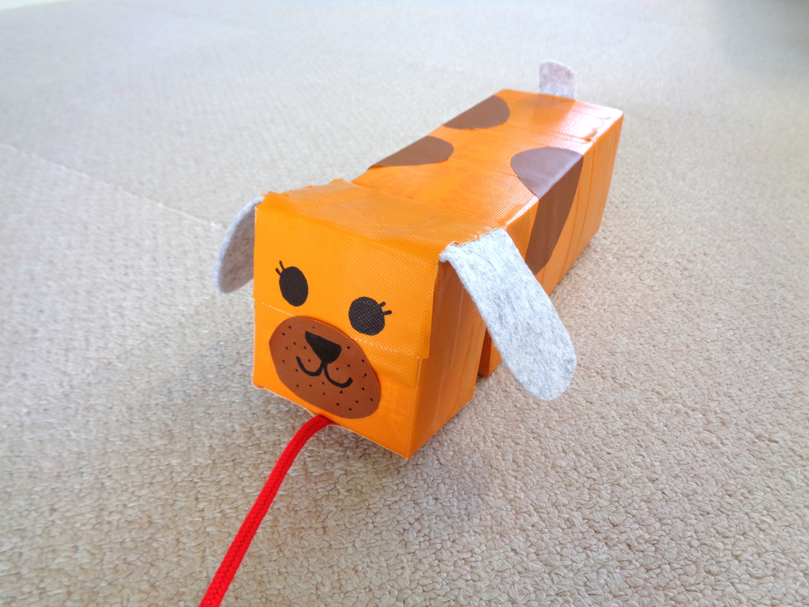 牛乳パックで作った犬のおもちゃ