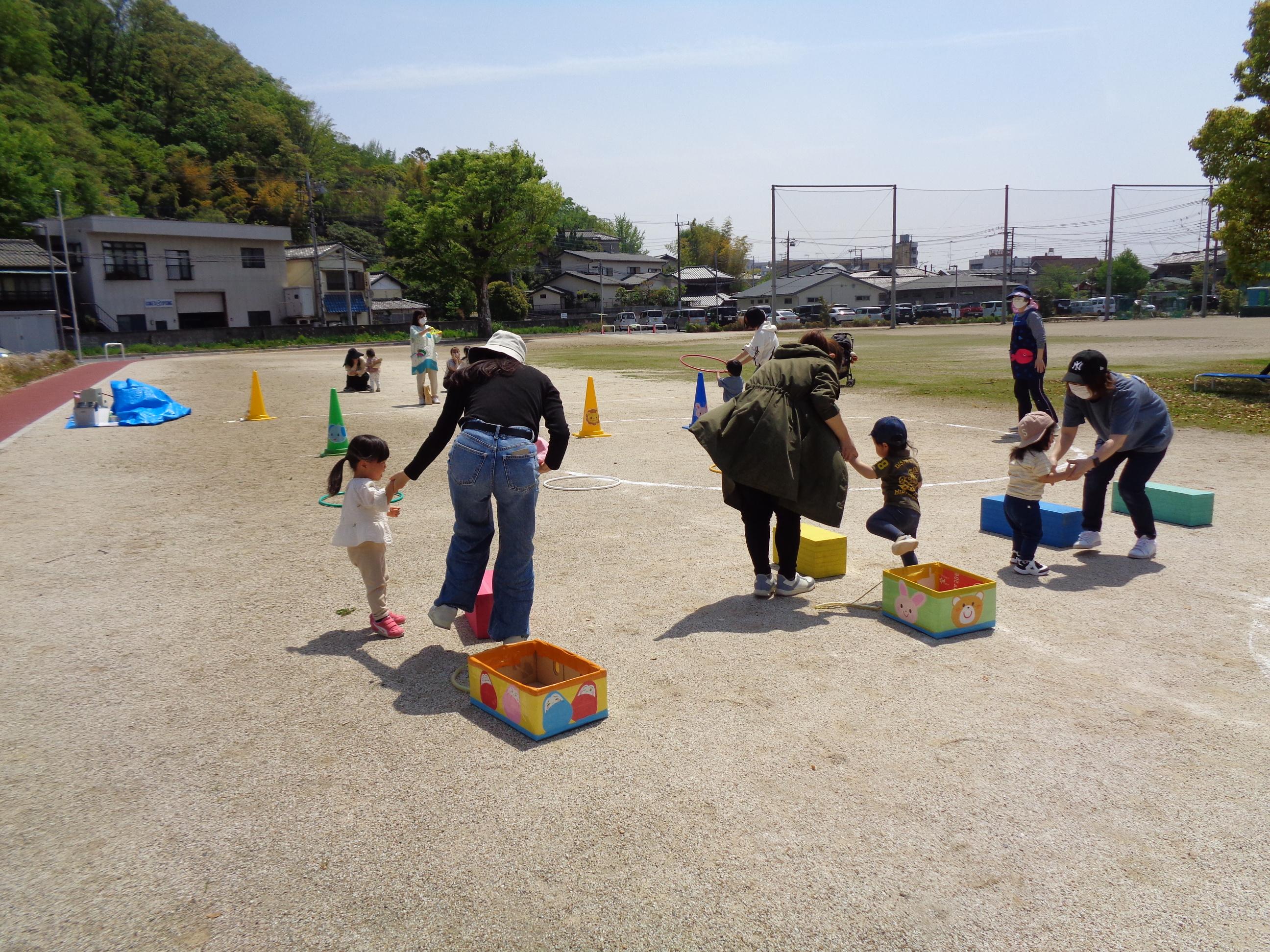障がい物競走を楽しんでいる親子の画像