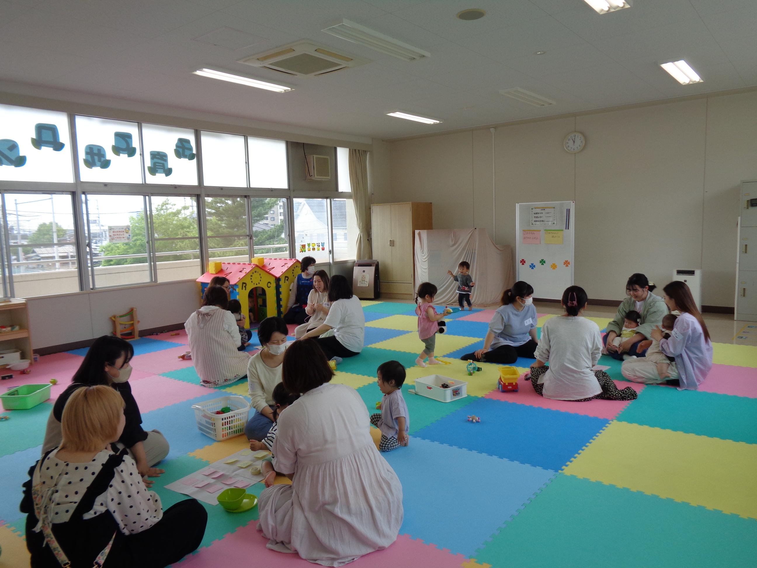 グループで話し合っている様子