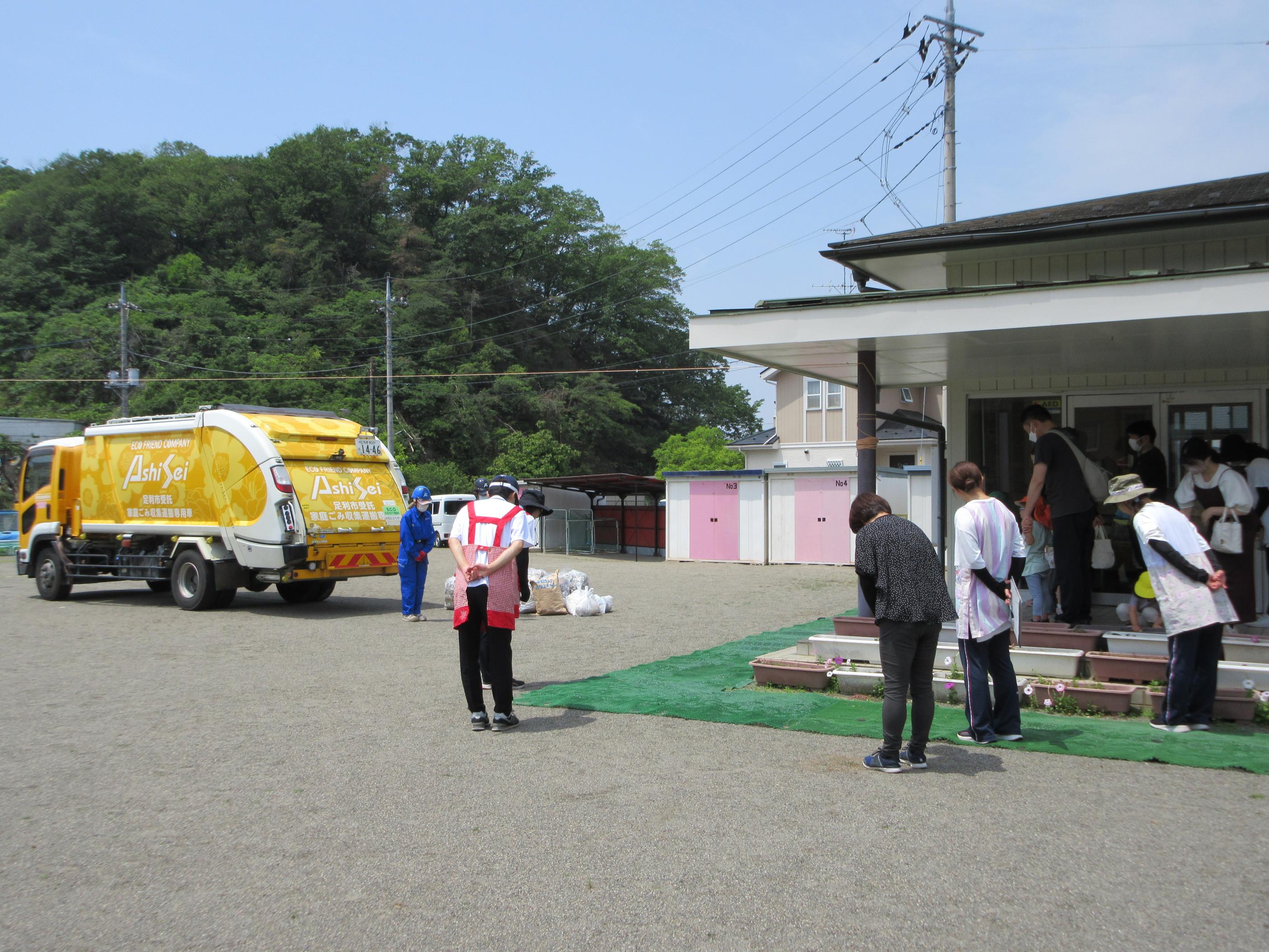 ゴミ収集車の見学