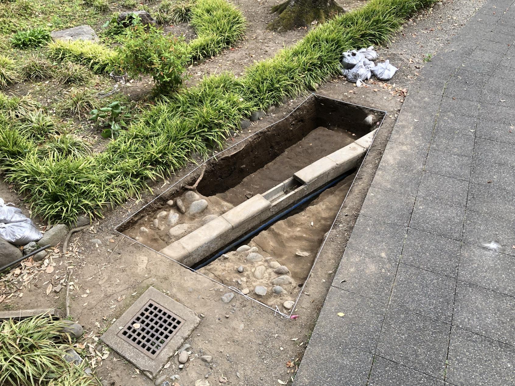 明治時代の御文庫跡の遺構の一部