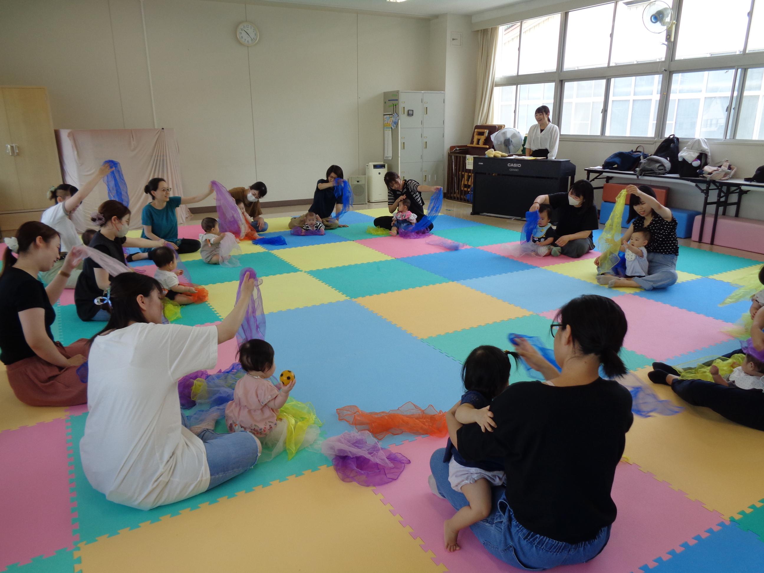 リトミックを楽しんでいる写真です。