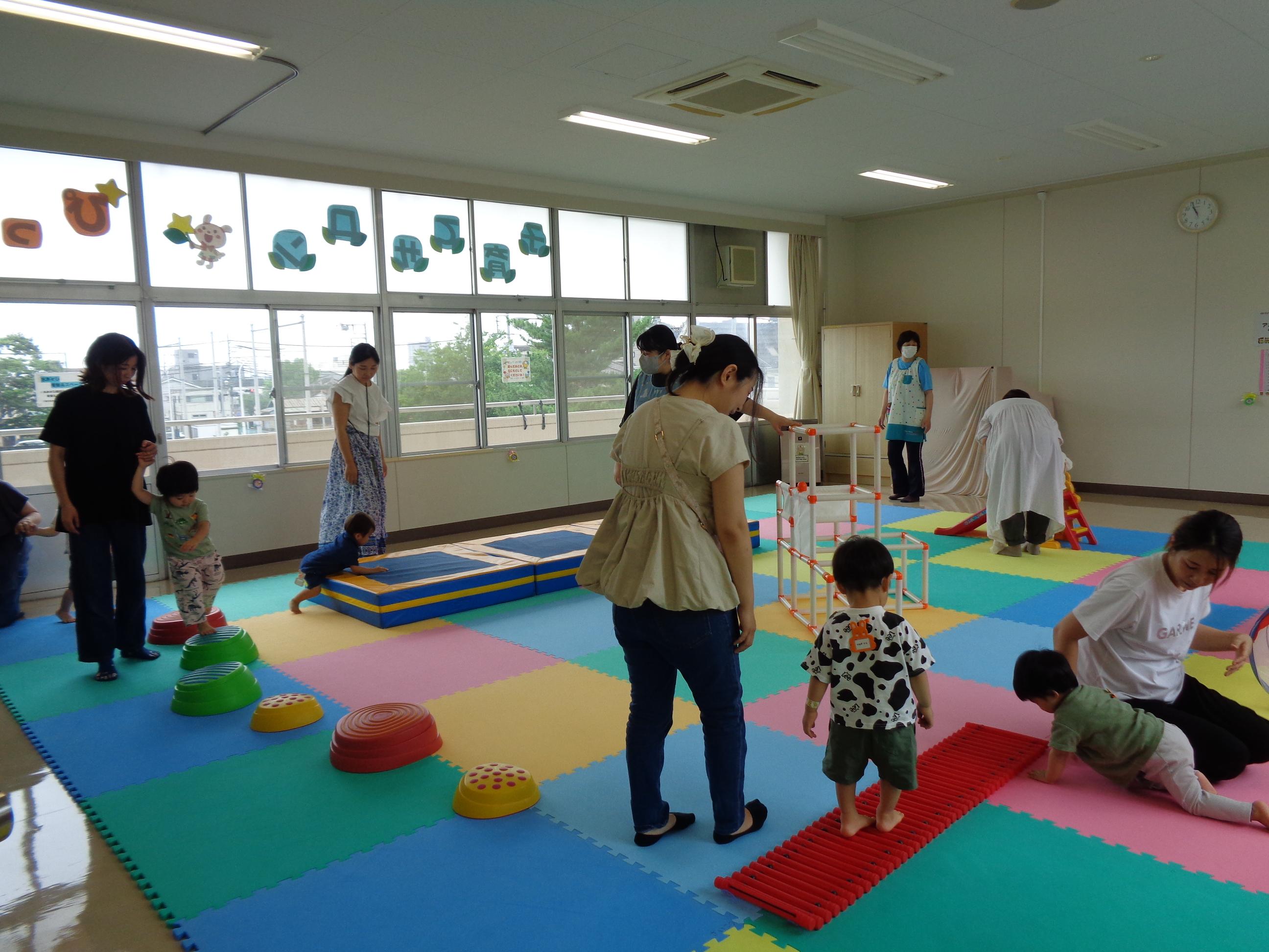 サーキットあそびをしている写真です。
