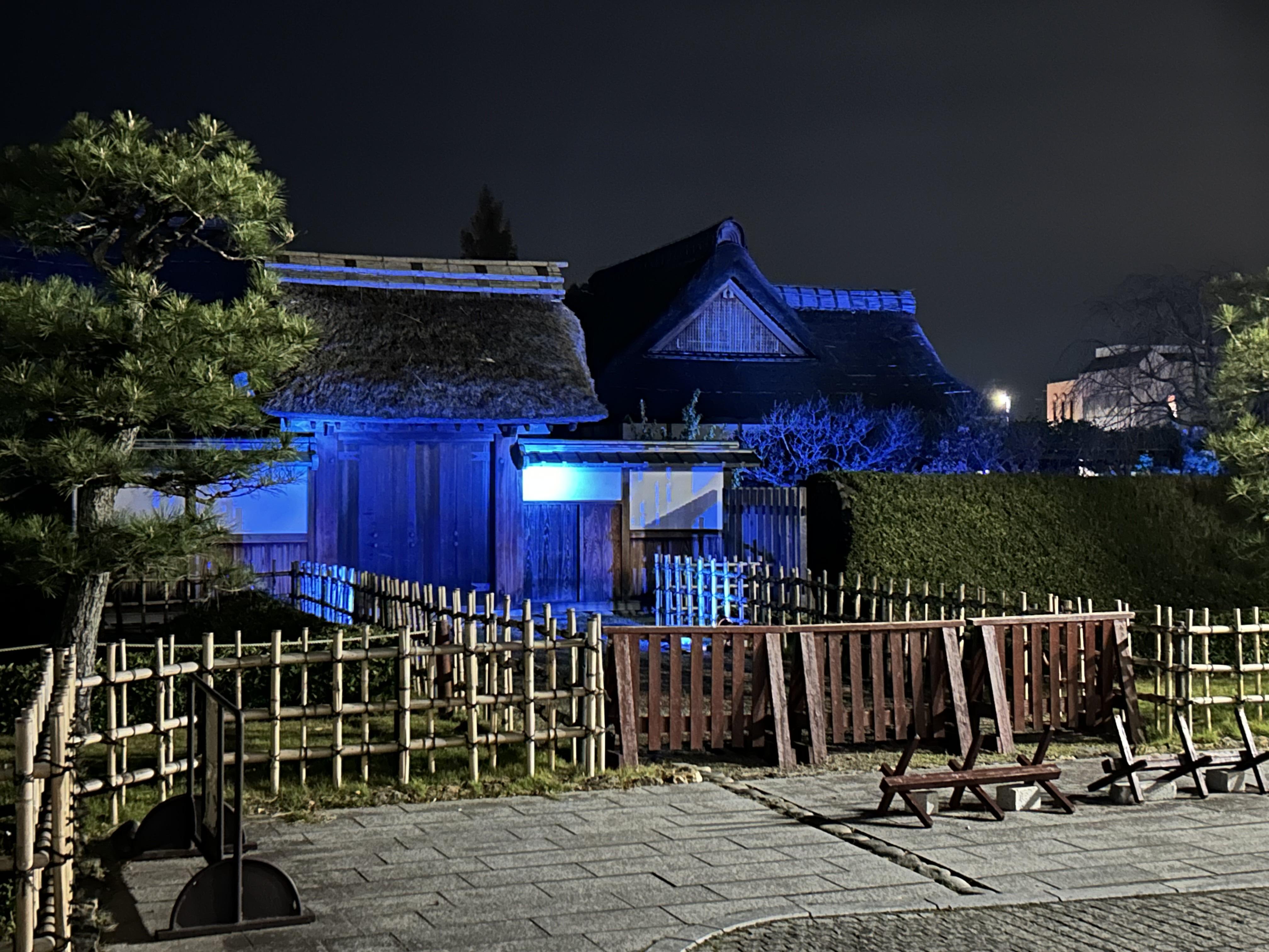 ライトアップされた裏門 ライトアップされた裏門