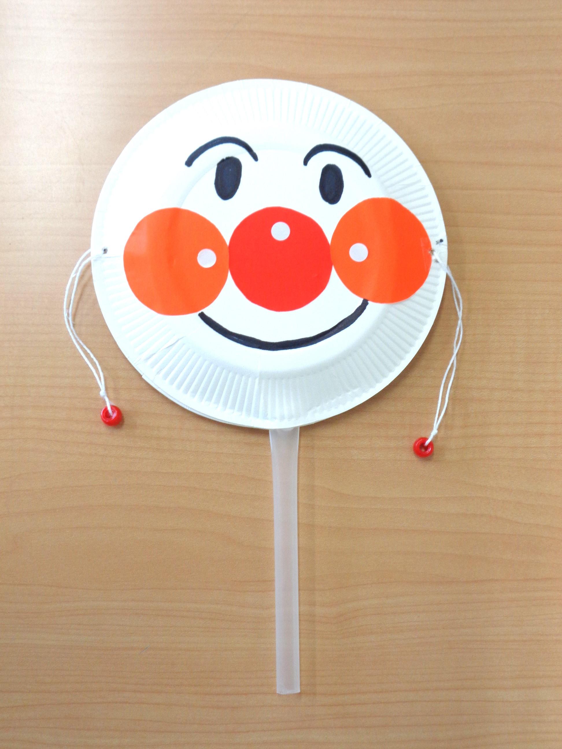 紙皿で作ったアンパンマンのでんでん太鼓です。