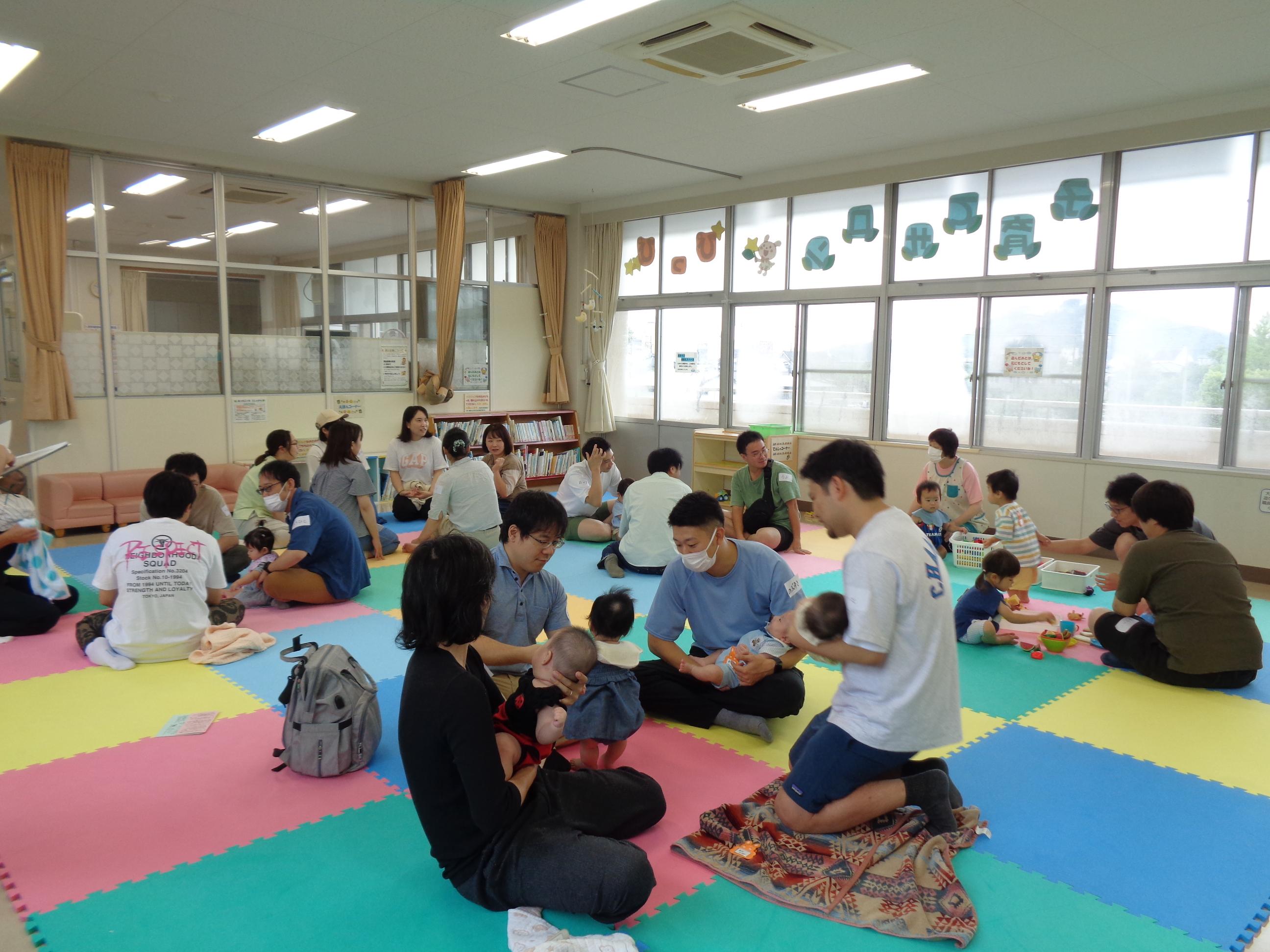 パパ同士でおしゃべりしている写真です。