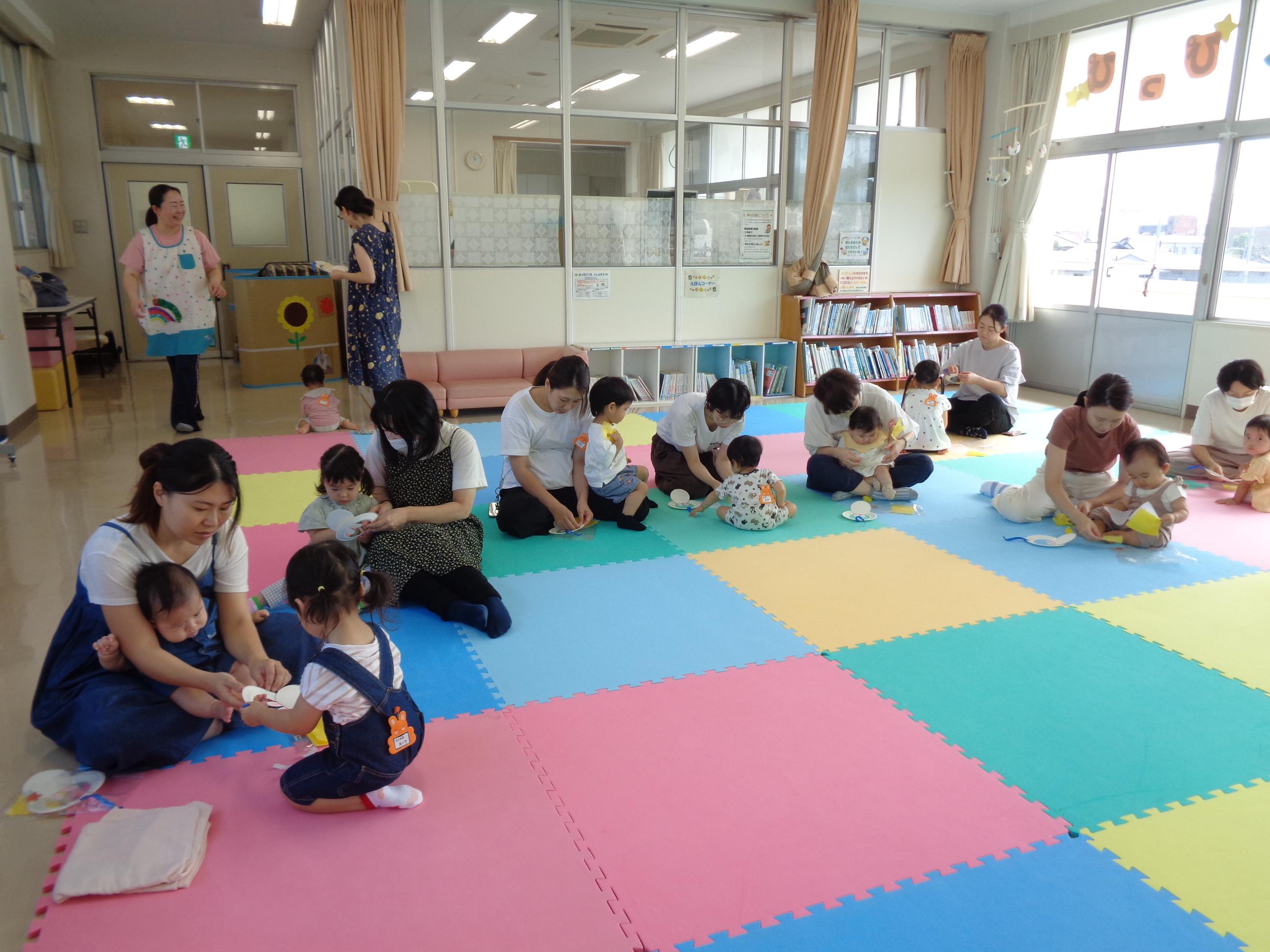 親子で製作してる画像です