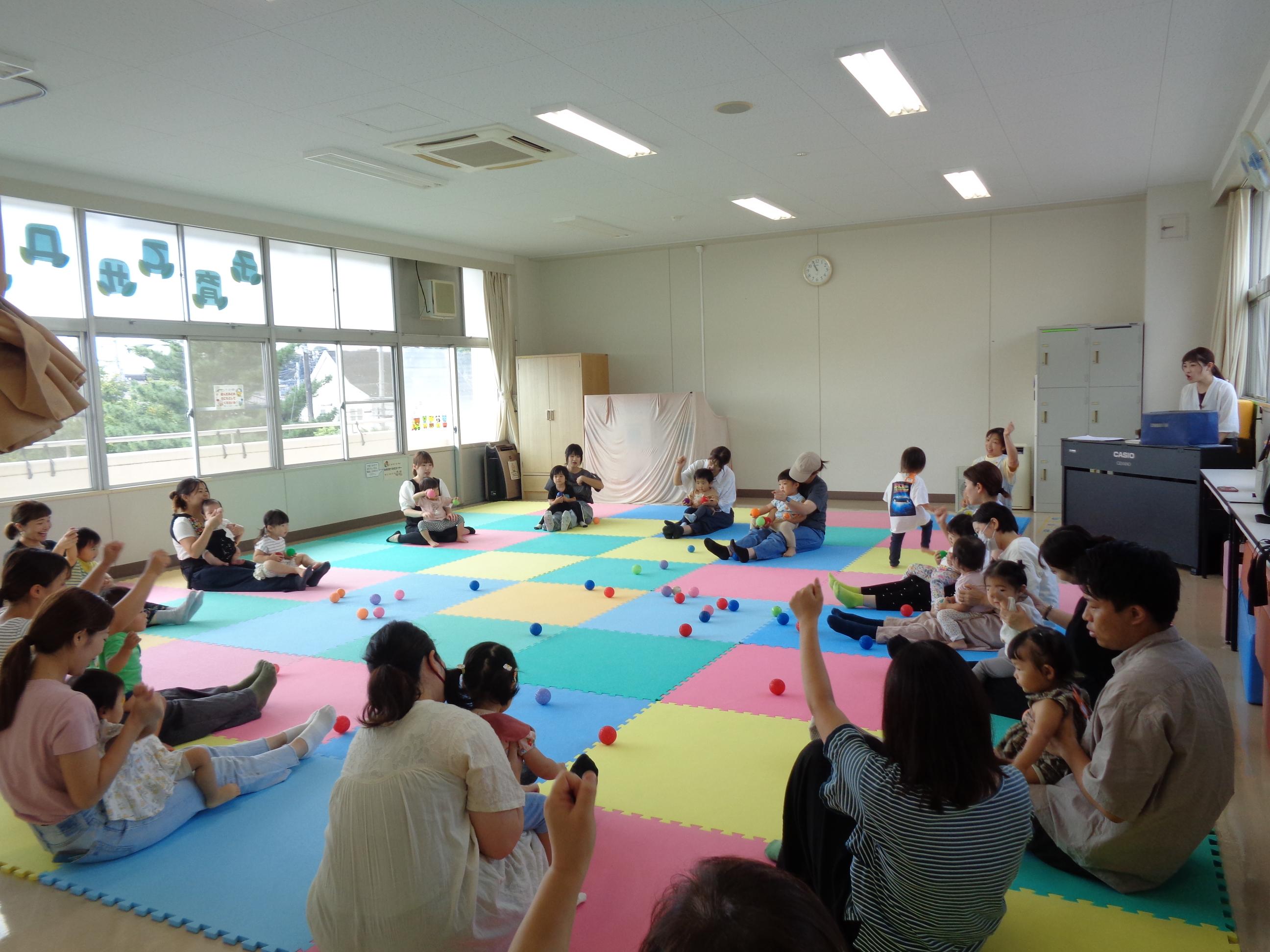 親子でボール遊びやふれあい遊びをしている画像です