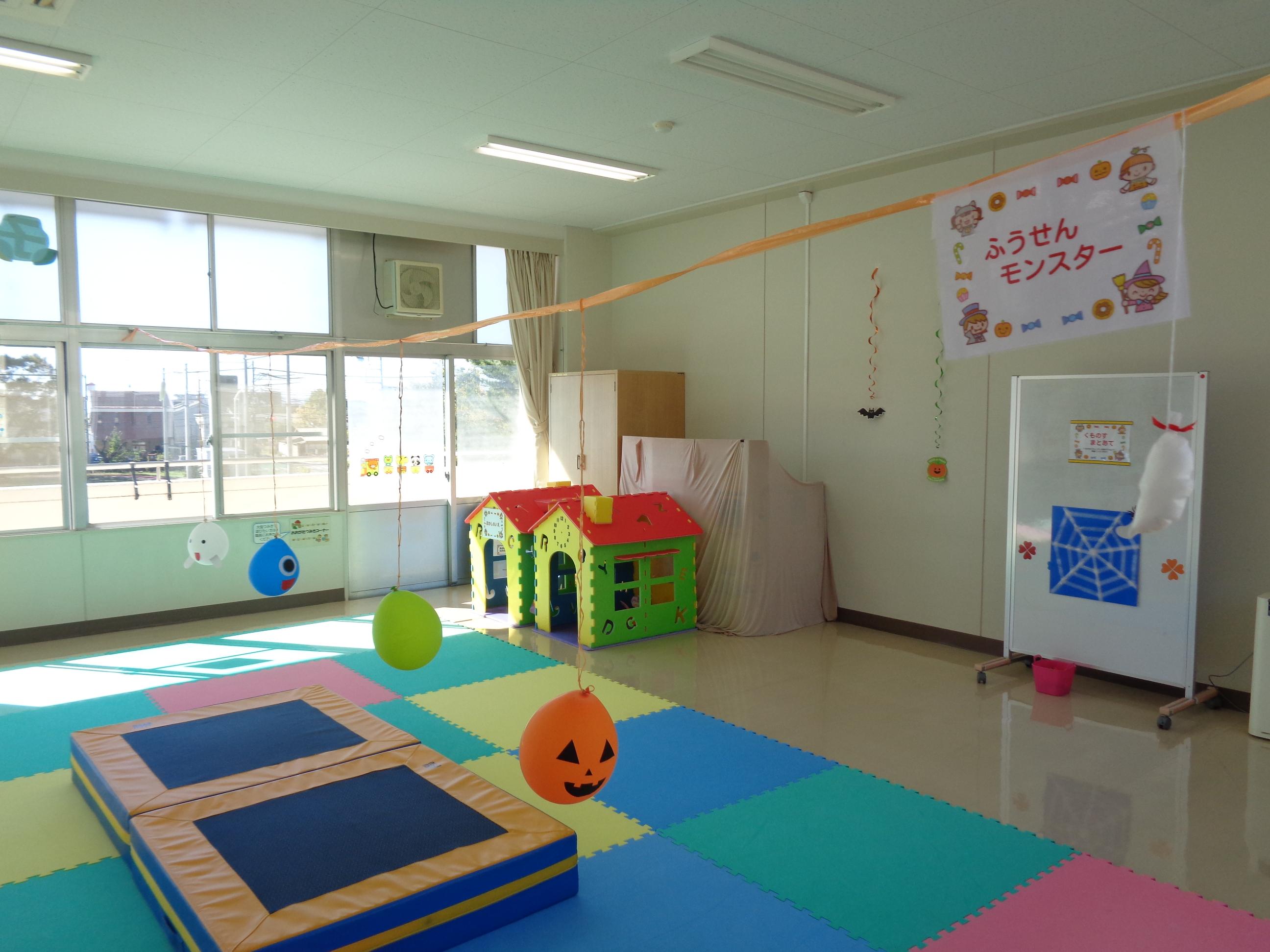 室内のハロウィンの飾りつけの画像です