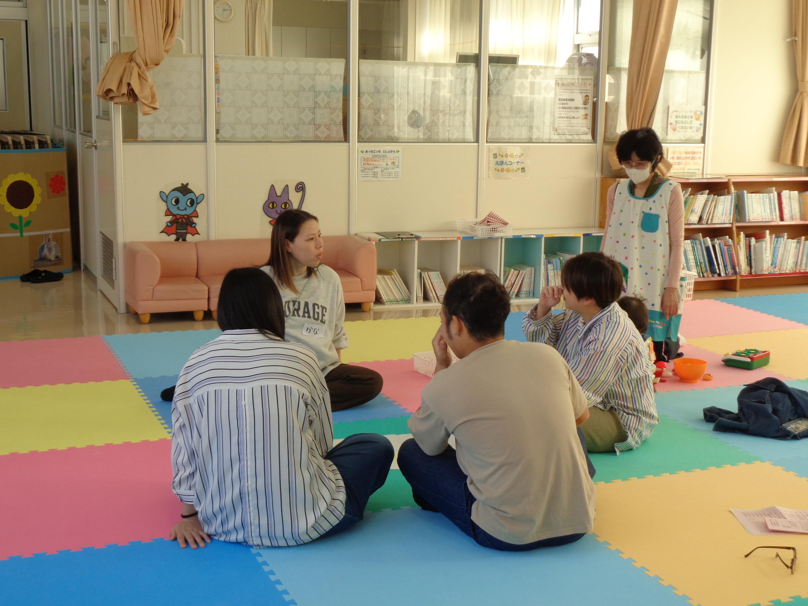 プレママさん、プレパパさんがお話している画像です