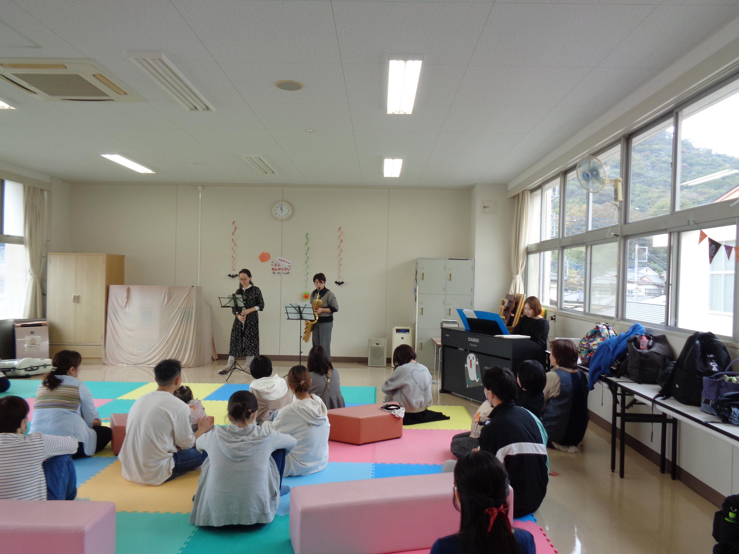 演奏を聞いている親子のがそうです