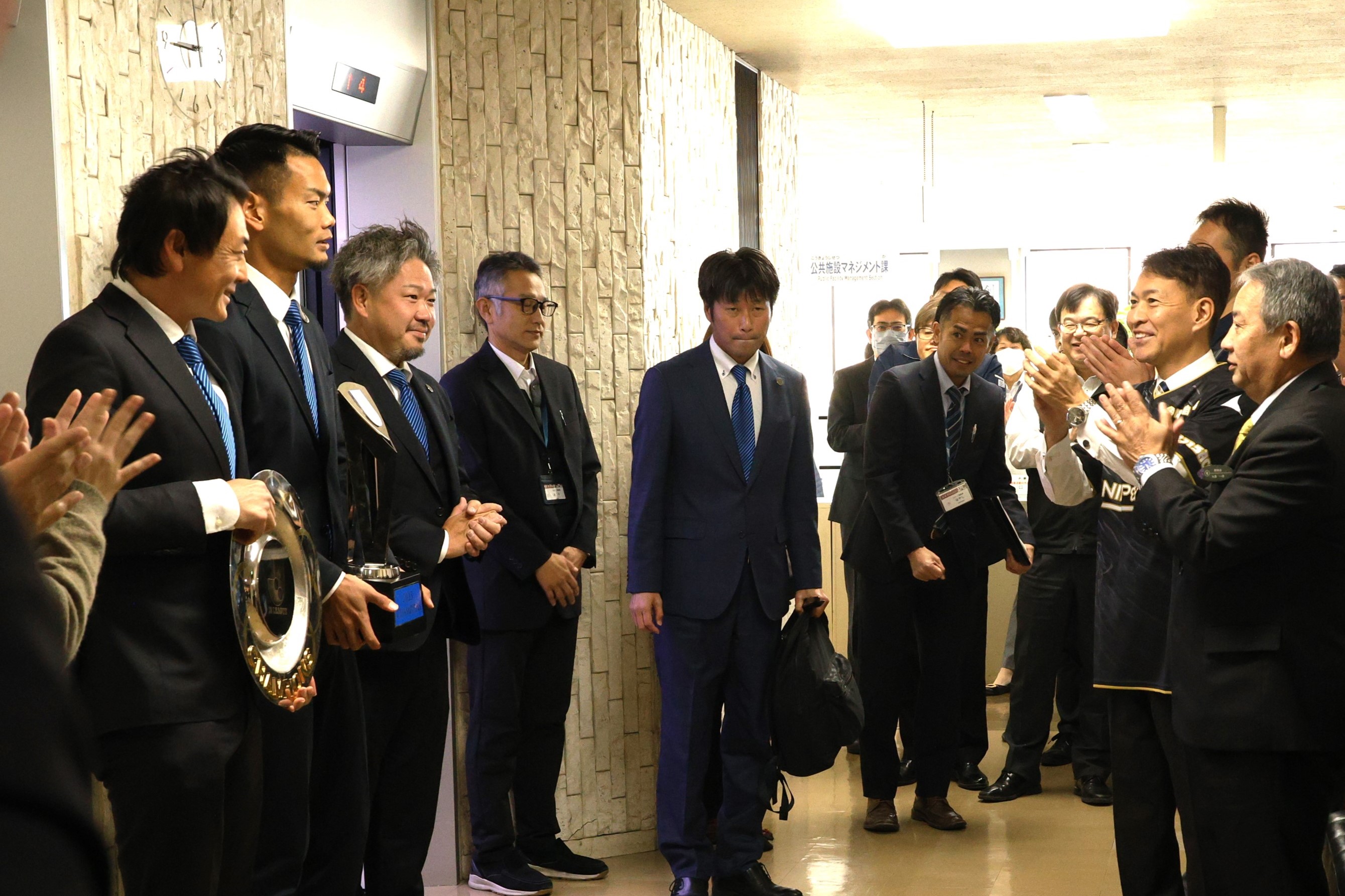 栃木シティを出迎える市長、教育長と職員 栃木シティを出迎える市長、教育長と職員