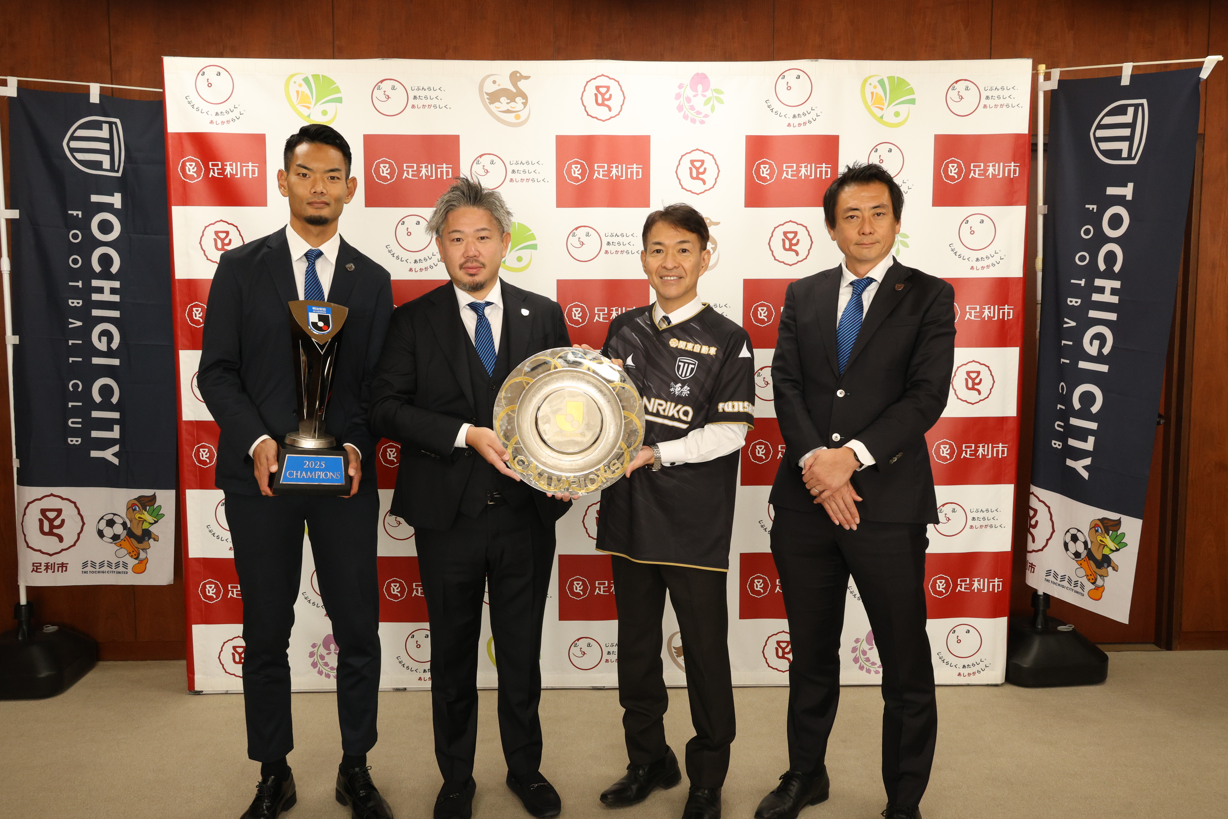 優勝シャーレを持っての記念撮影 優勝シャーレを持っての記念撮影