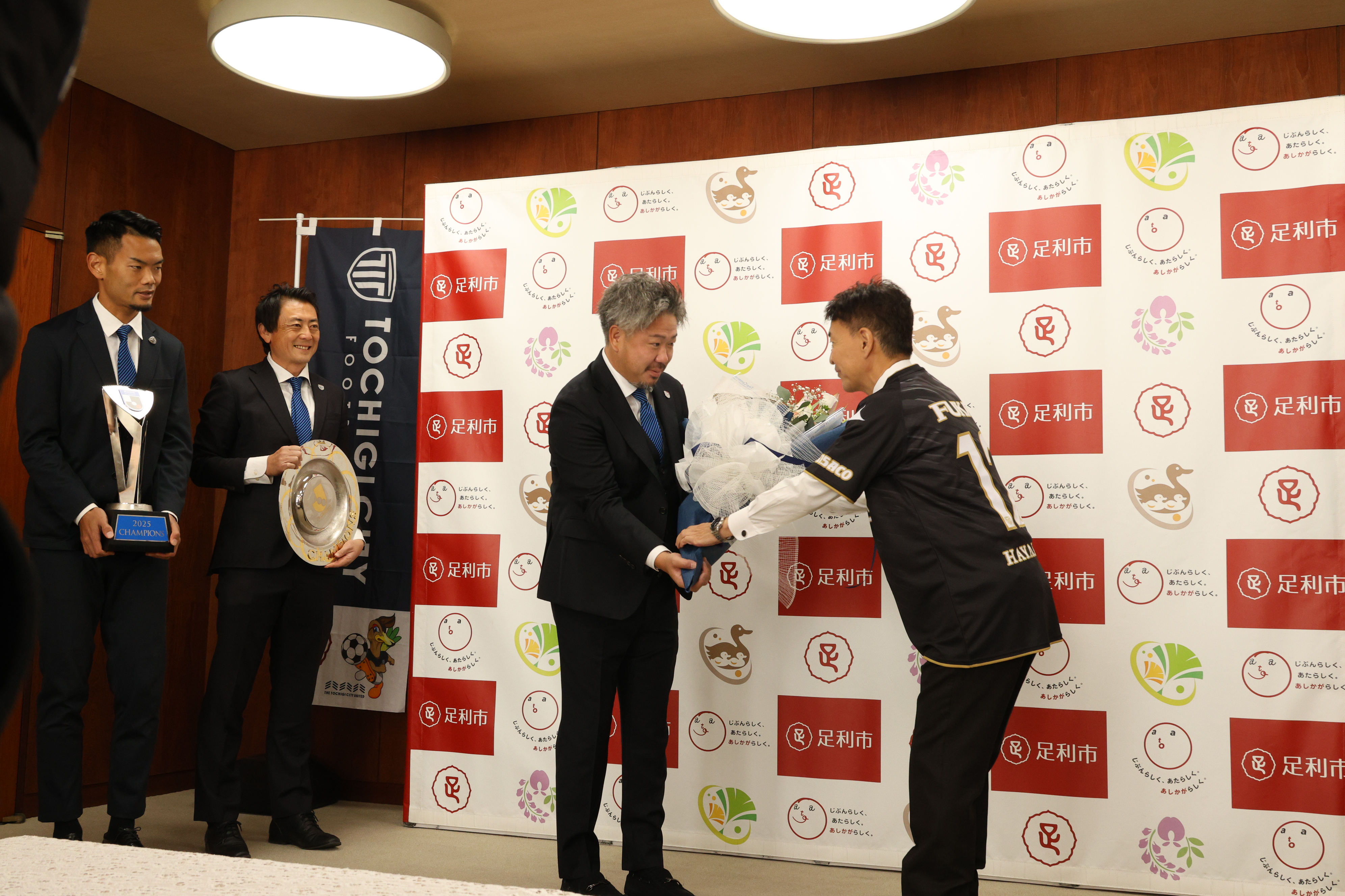 市長から大栗社長への花束贈呈 市長から大栗社長への花束贈呈