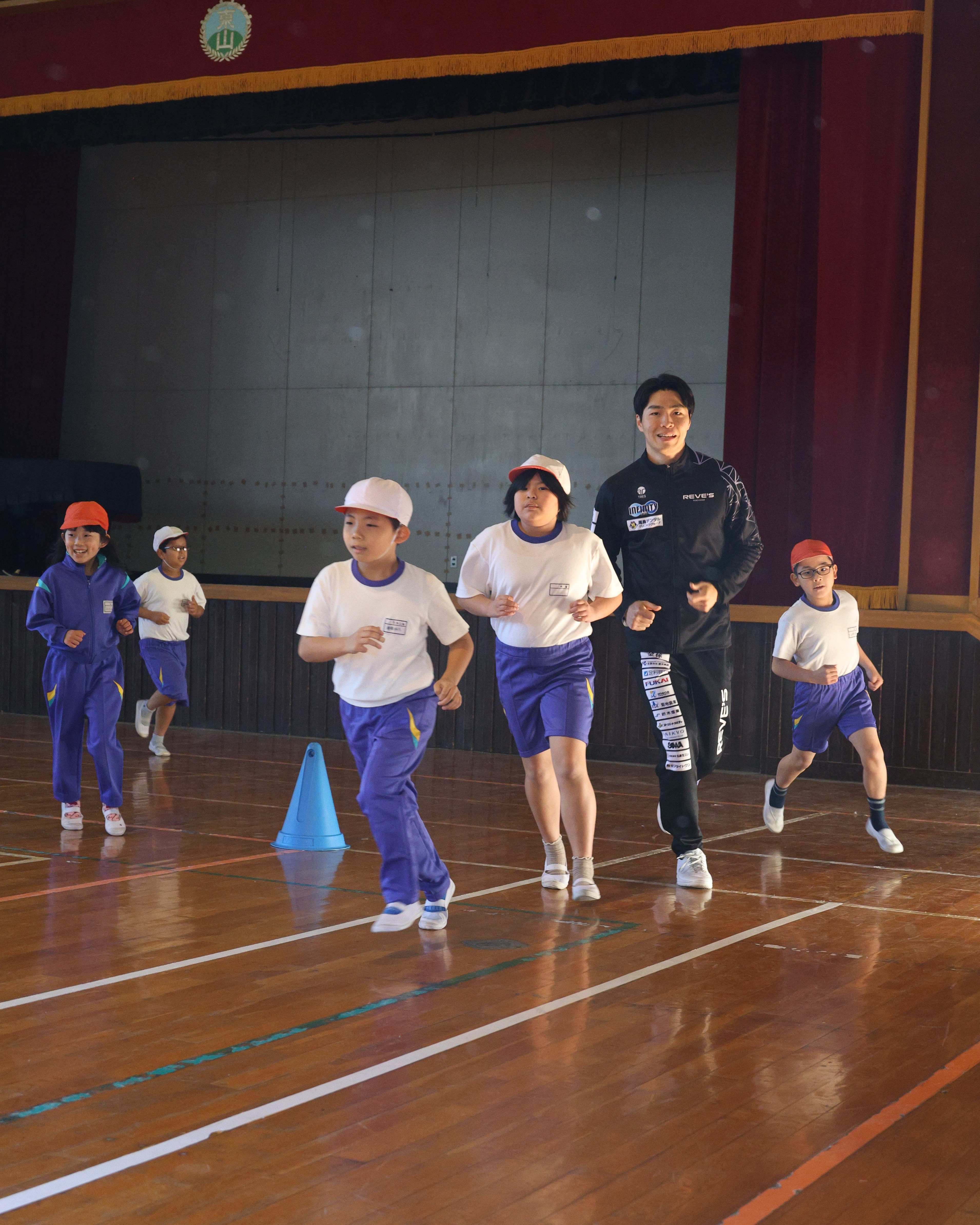 ウォーミングアップで一緒に走る林選手