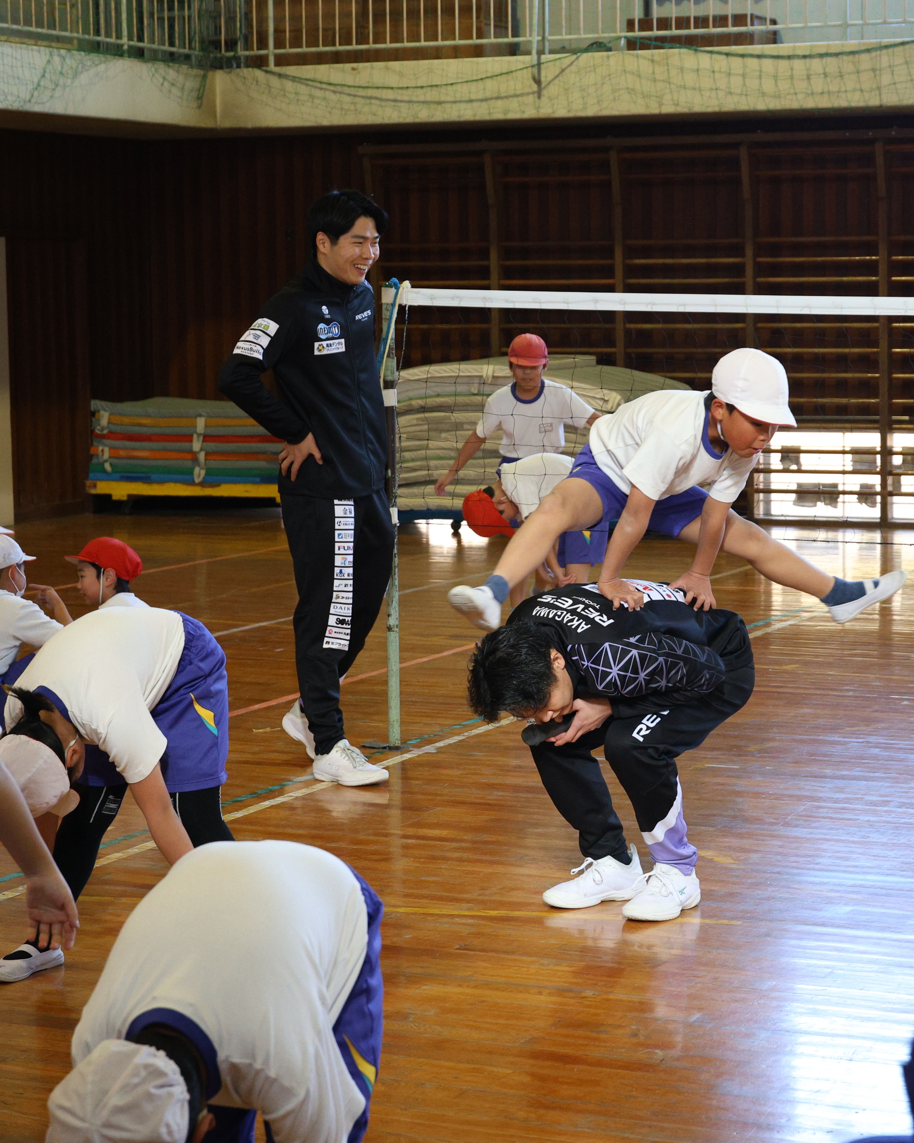 ウォーミングアップで馬飛びの馬になる赤川選手