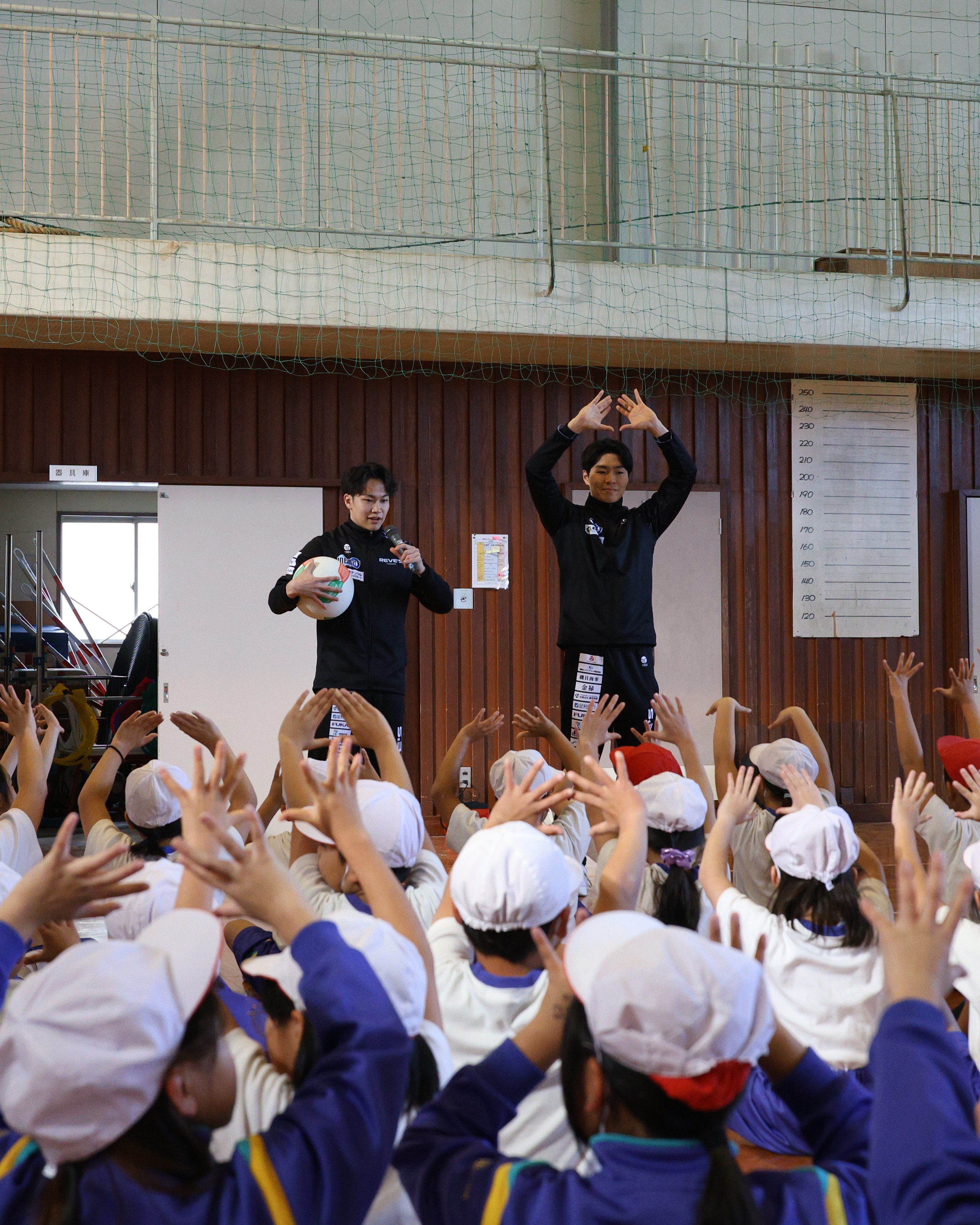 バレーボールの基礎技術指導の様子