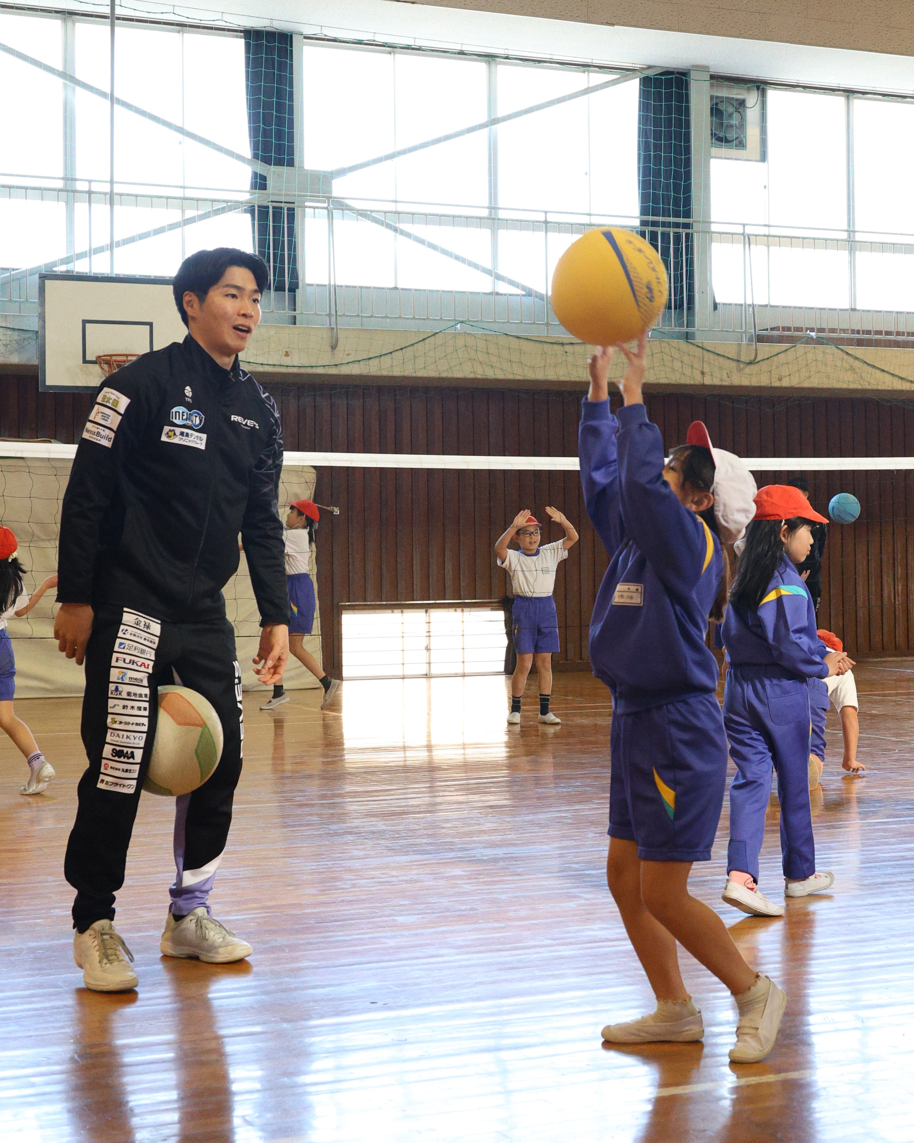 一緒にトス練習をする林選手