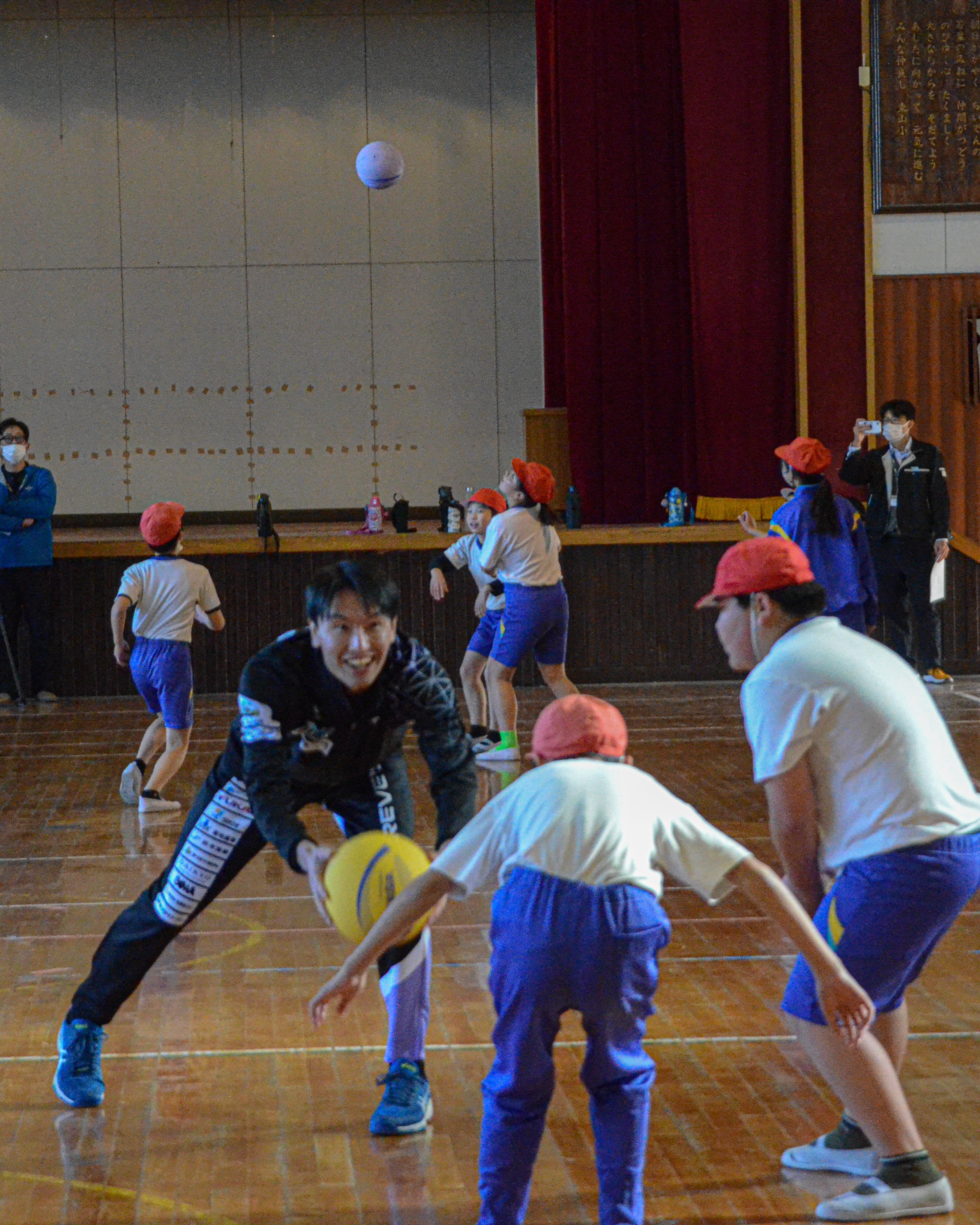 一緒にトス練習をする小野選手