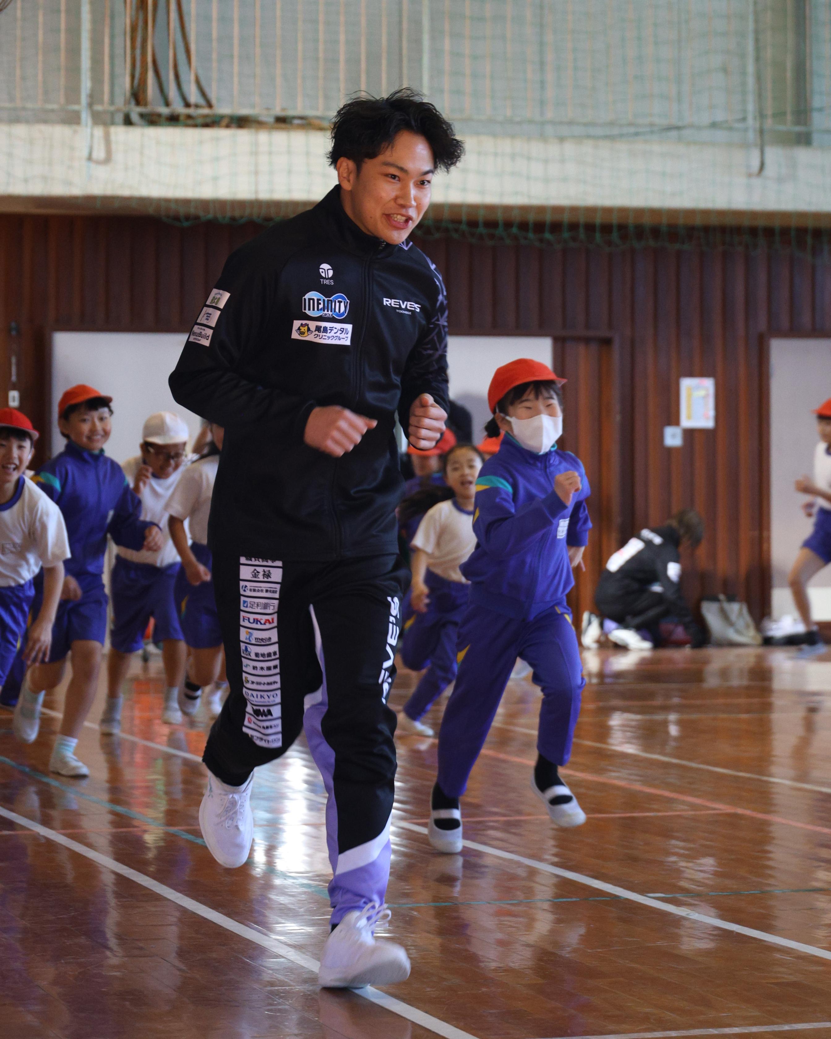 ウォーミングアップで一緒に走る赤川選手