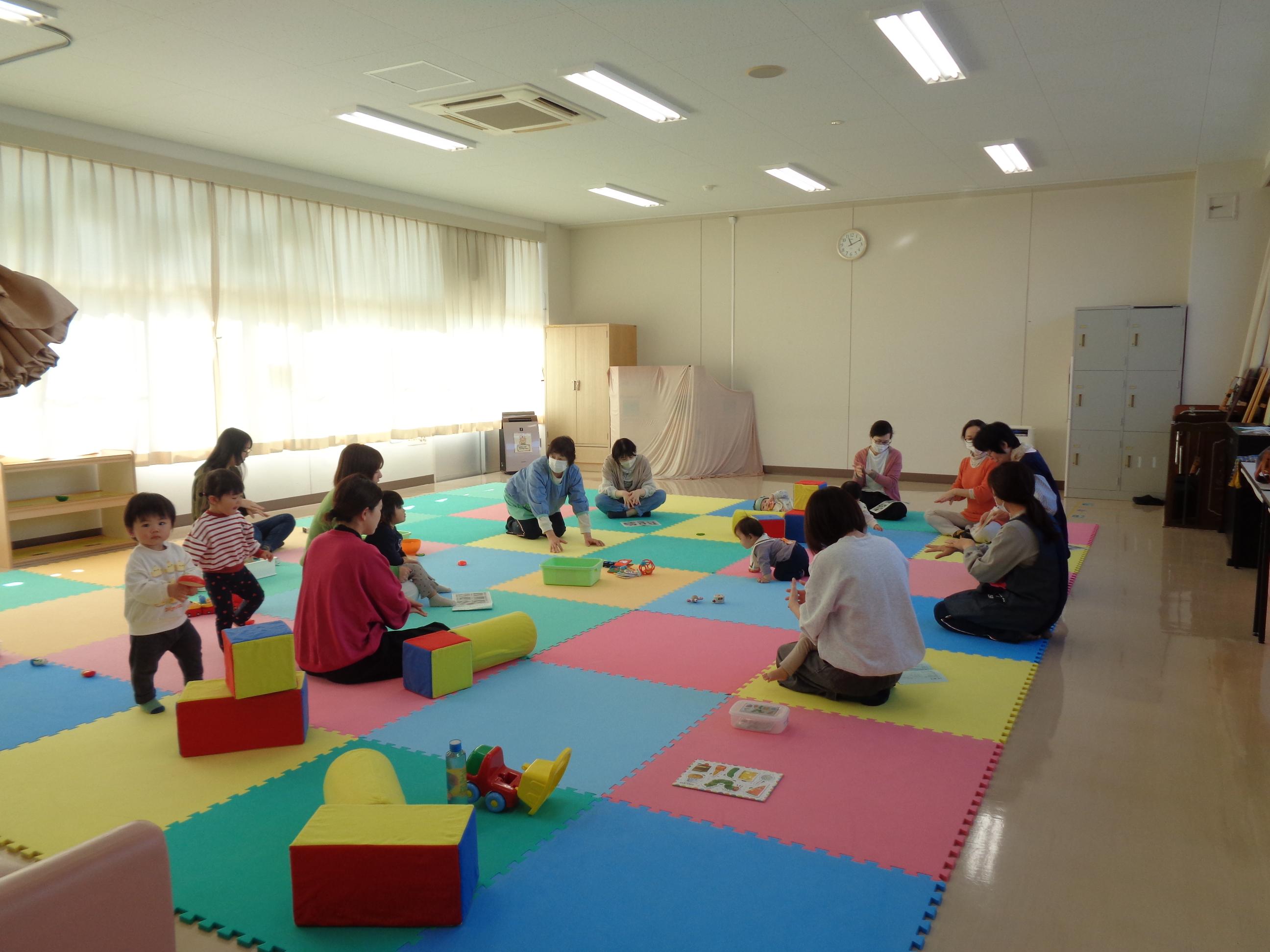 保健師の話を親子が聞いている様子です。 保健師の話を親子が聞いている様子です。