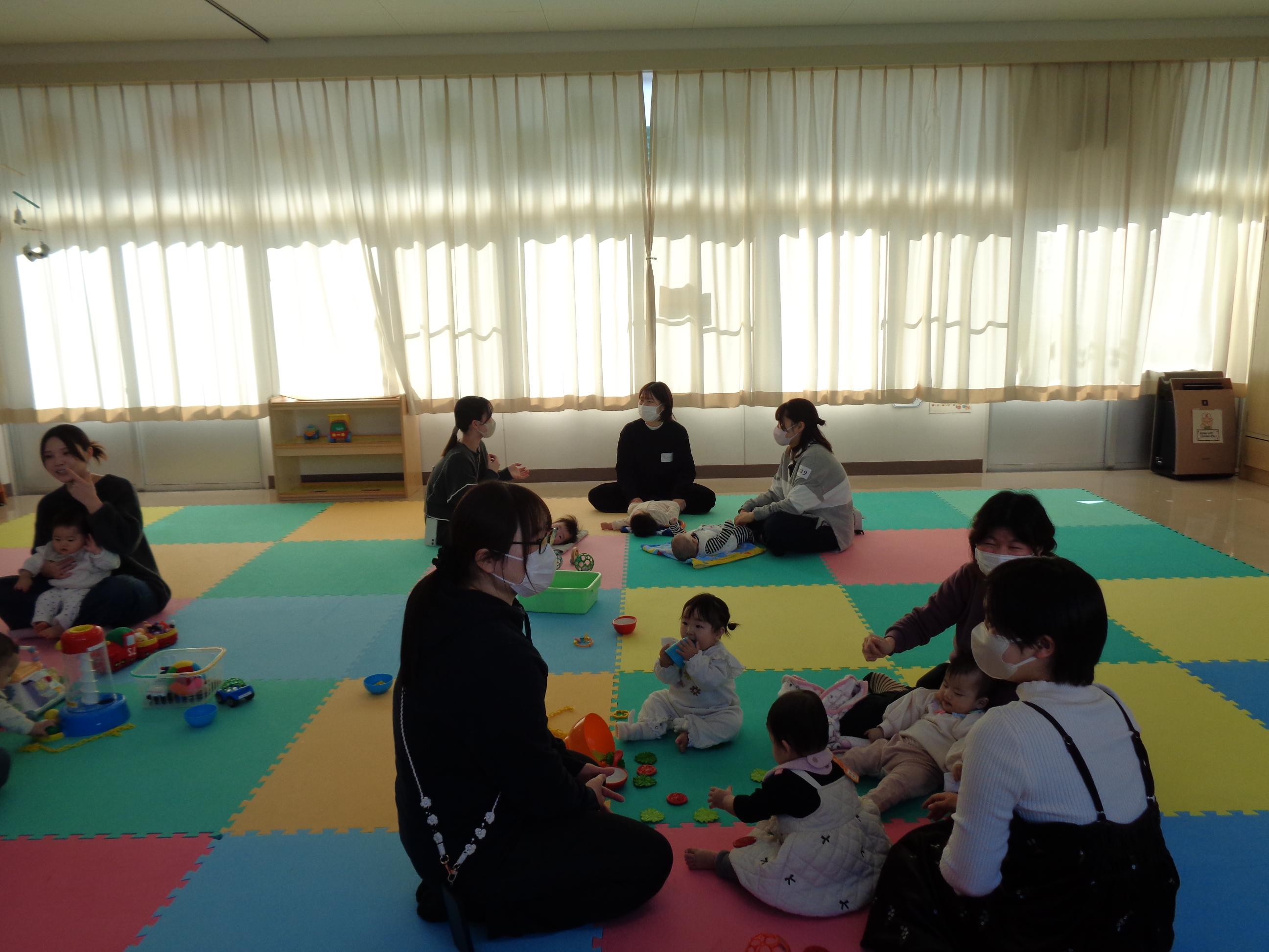 お母さん達がおしゃべりしている写真です。 お母さん達がおしゃべりしている写真です。