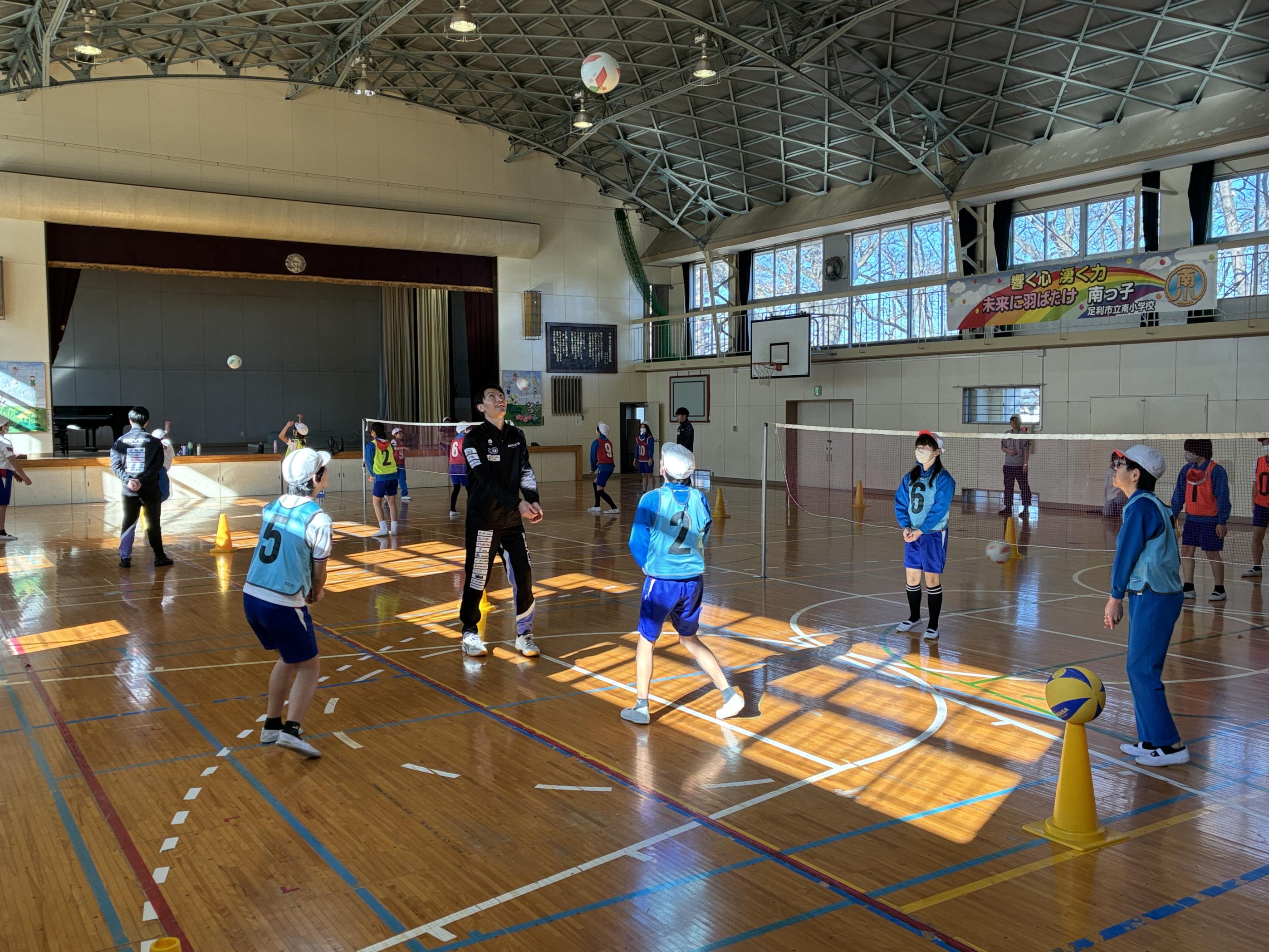 ウォーミングアップ兼バレーボール基礎技術