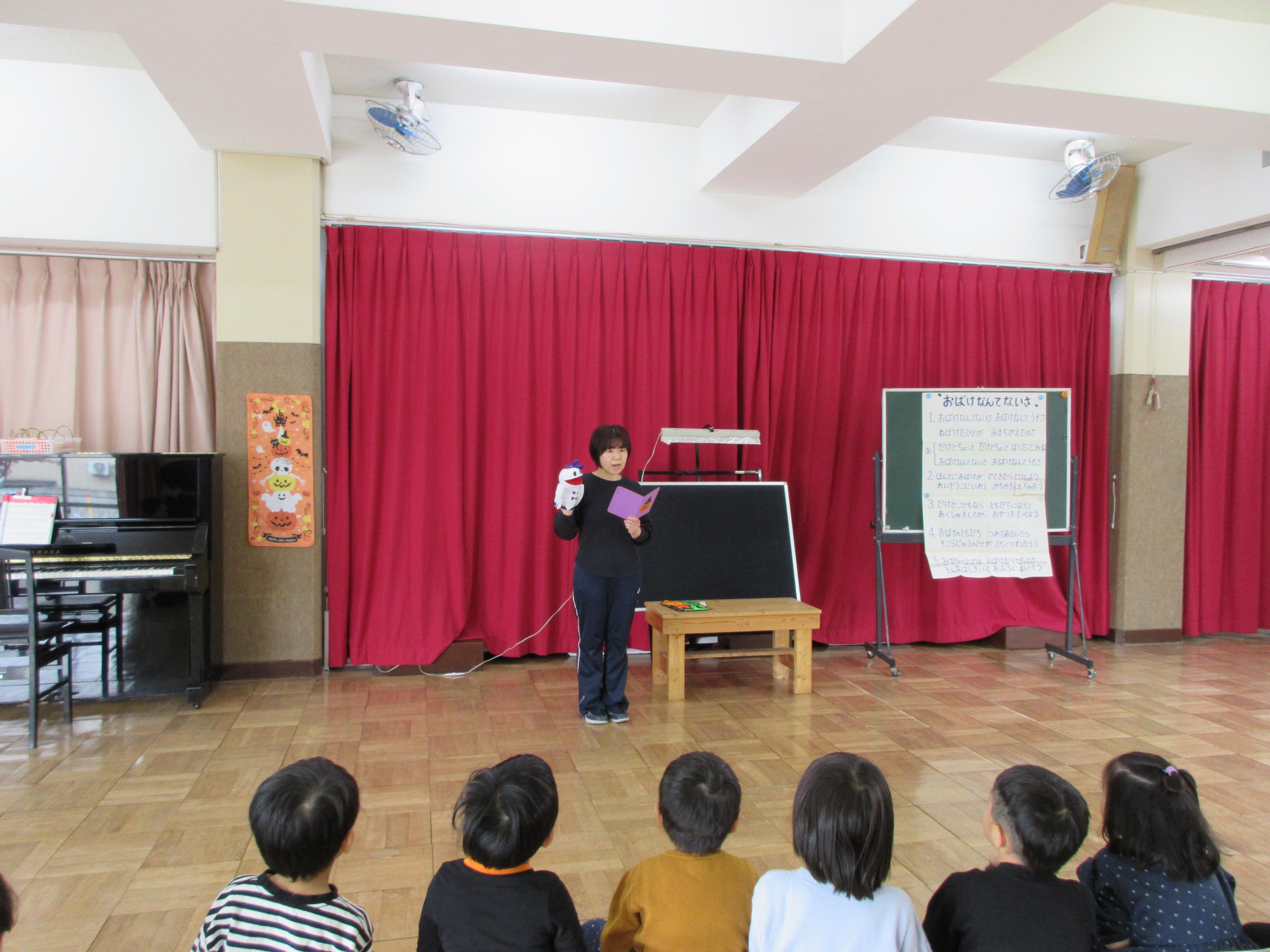 ハロウィンのゆらいをきいているこどもたちのしゃしんです