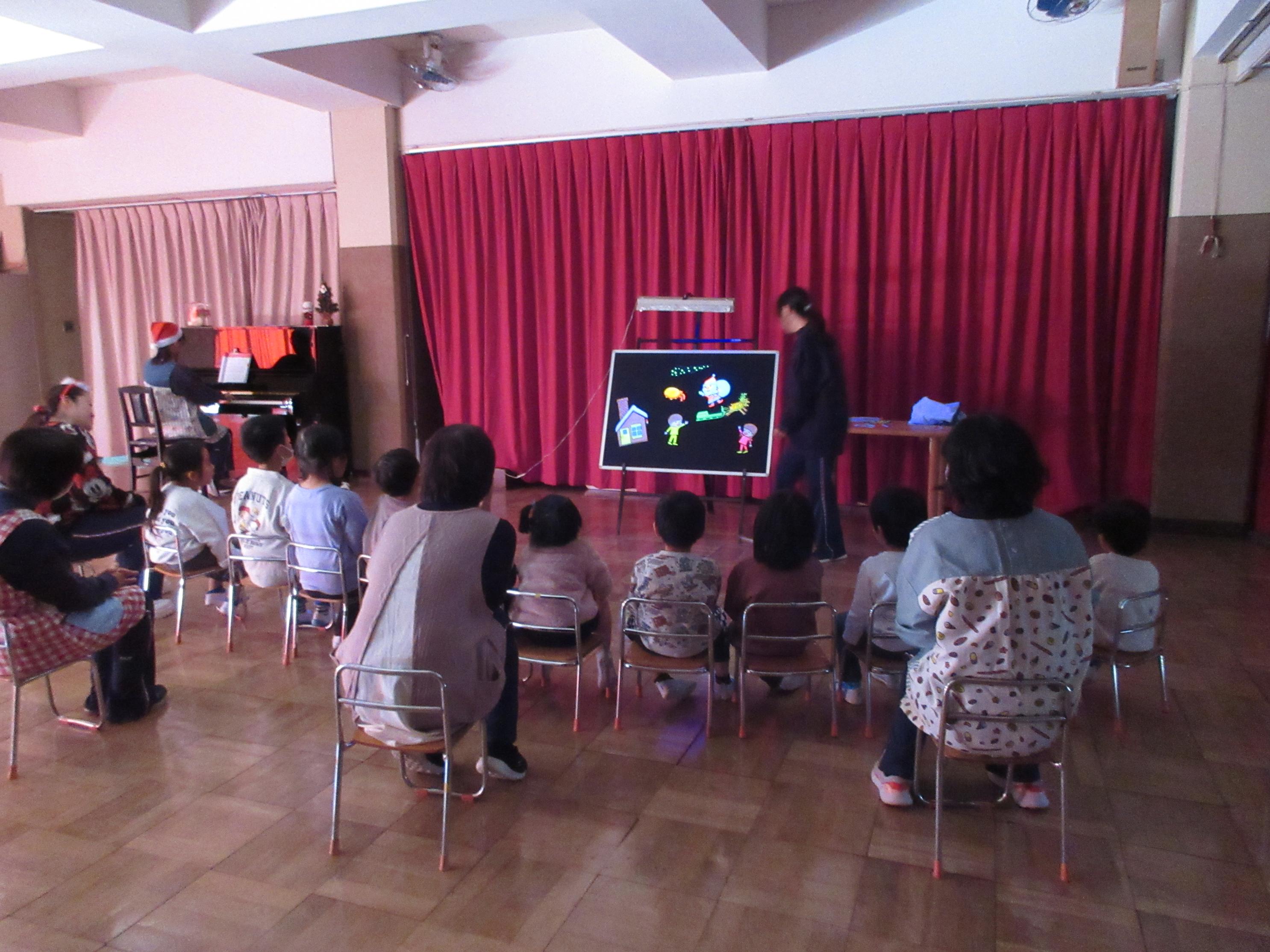 クリスマスのパネルシアターをいれているしゃしんです