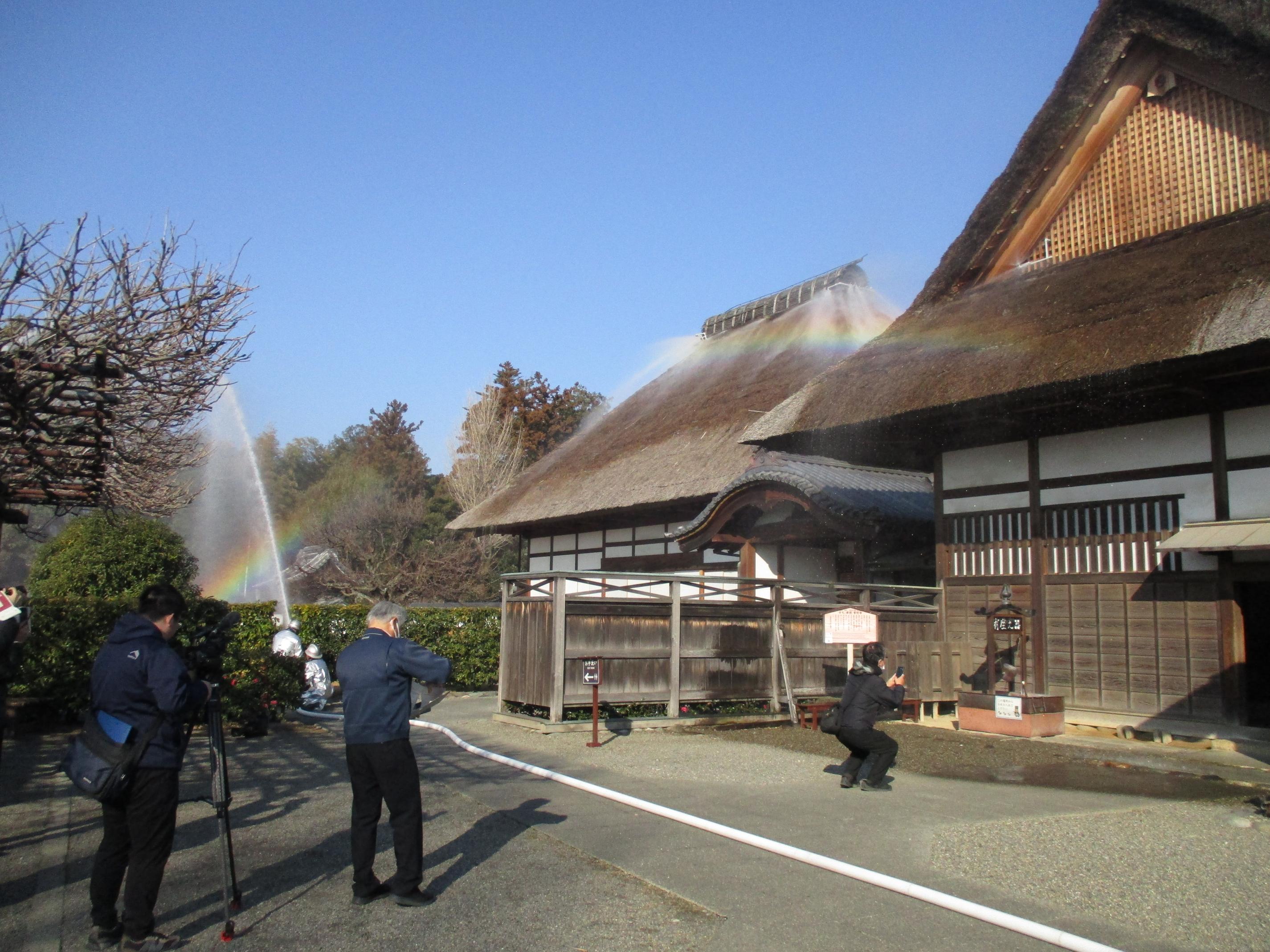 ドレンチャーによる放水訓練の写真