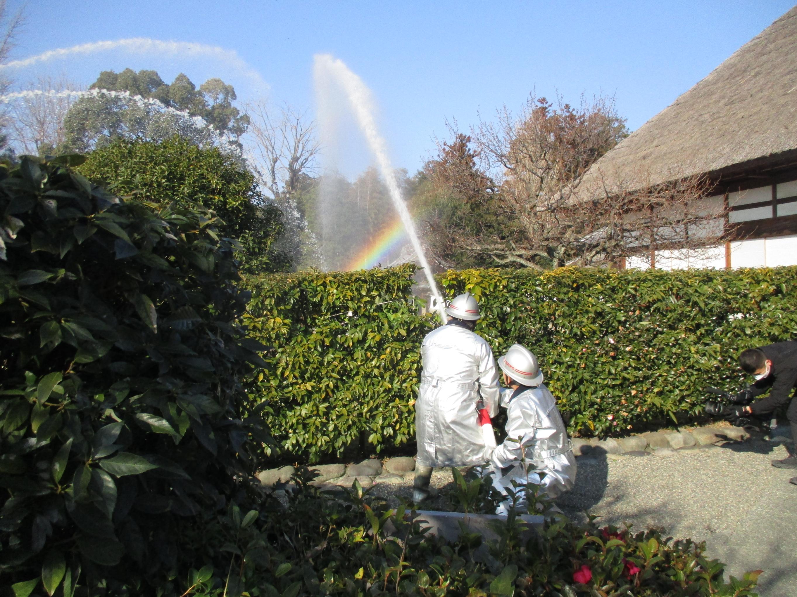 足利学校自衛消防隊による放水訓練の写真