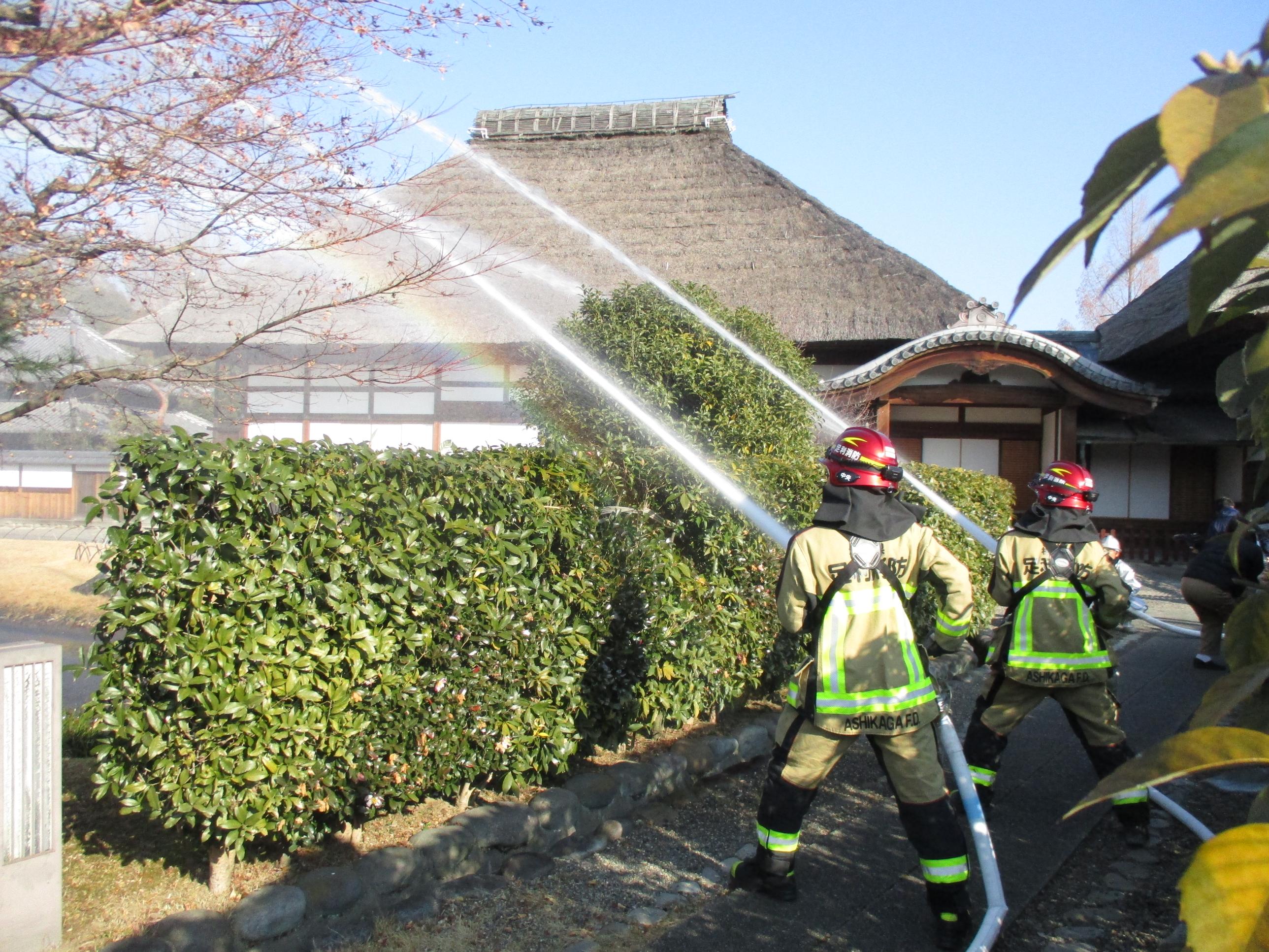 足利市中央消防署隊による放水訓練の写真