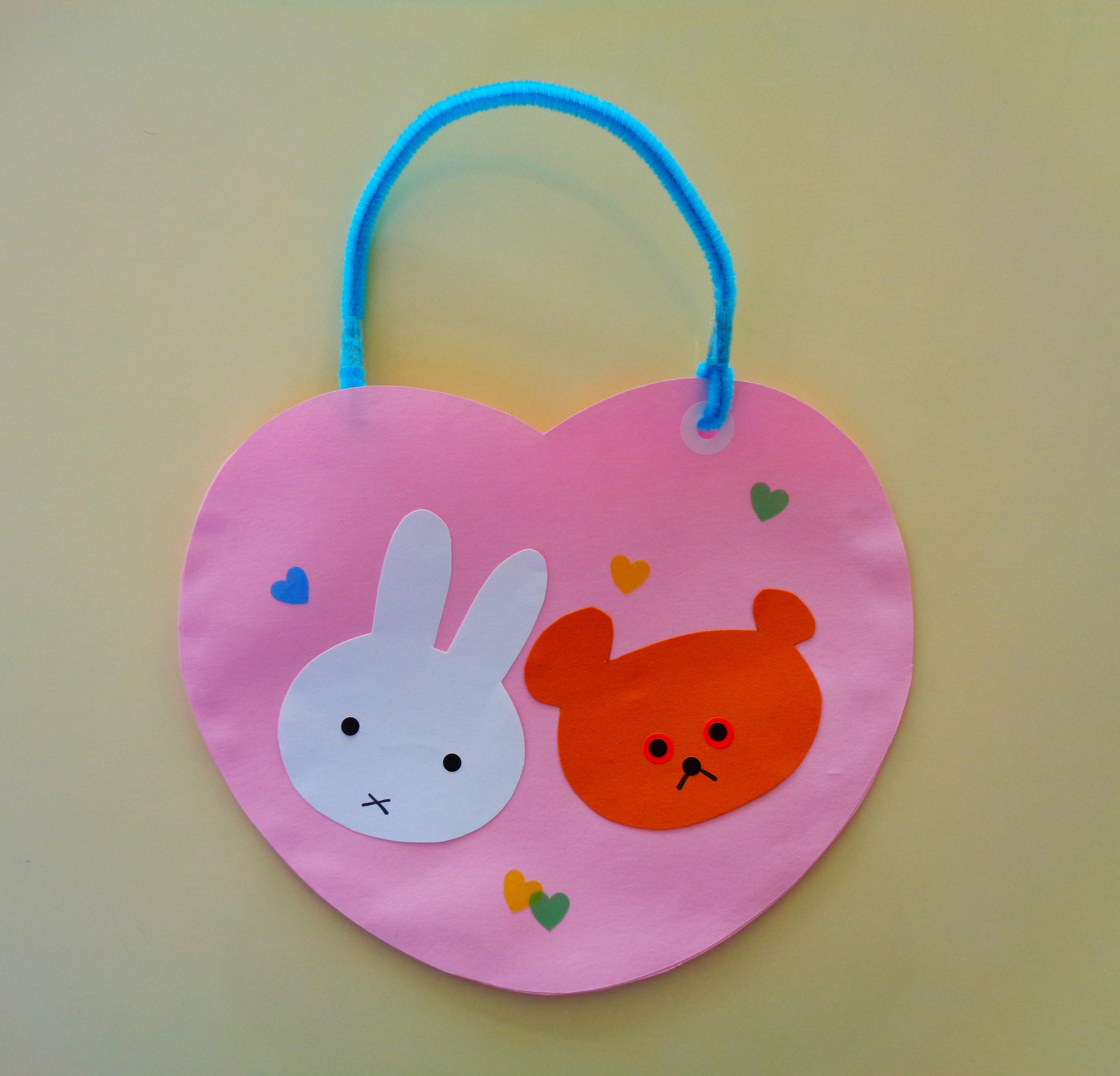 ピンクの画用紙で作成したハート型のバックです ピンクの画用紙で作成したハート型のバックです