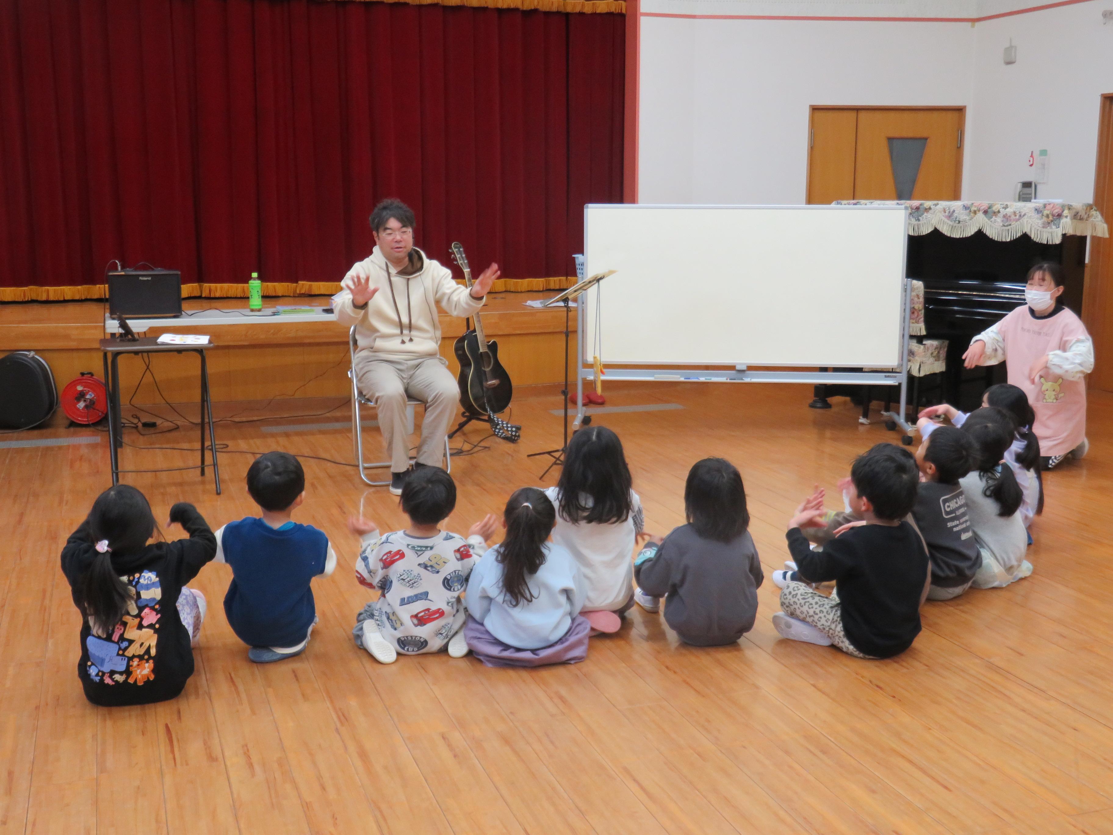 マッキー先生の歌あそびタイムの様子の写真