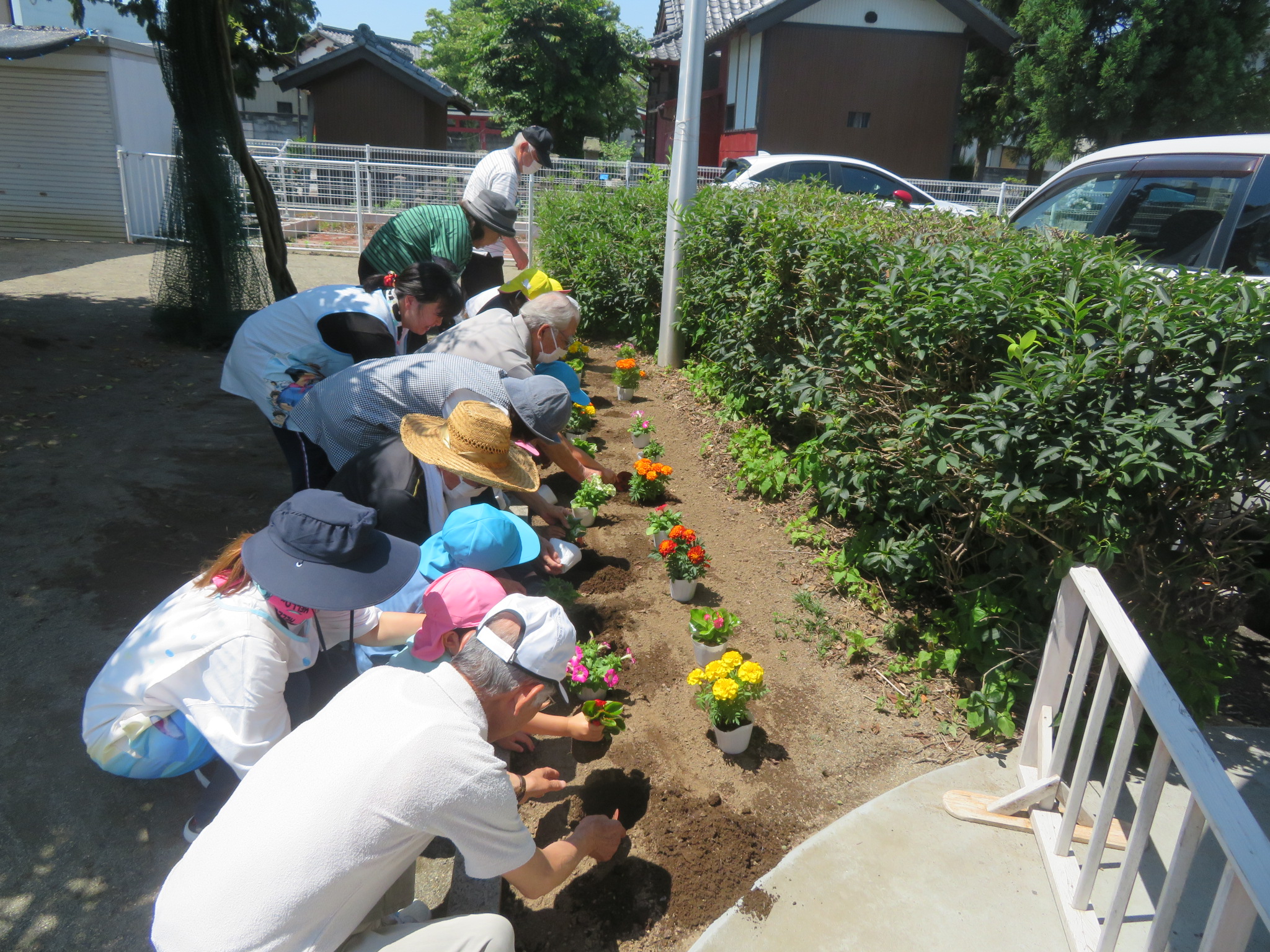 ふれあい花植えの様子の写真