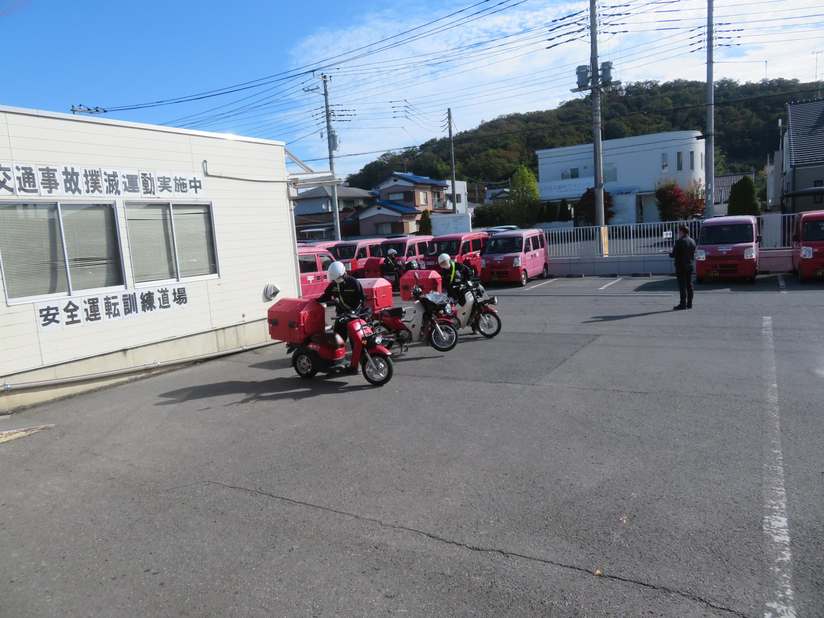 施設見学の様子の写真