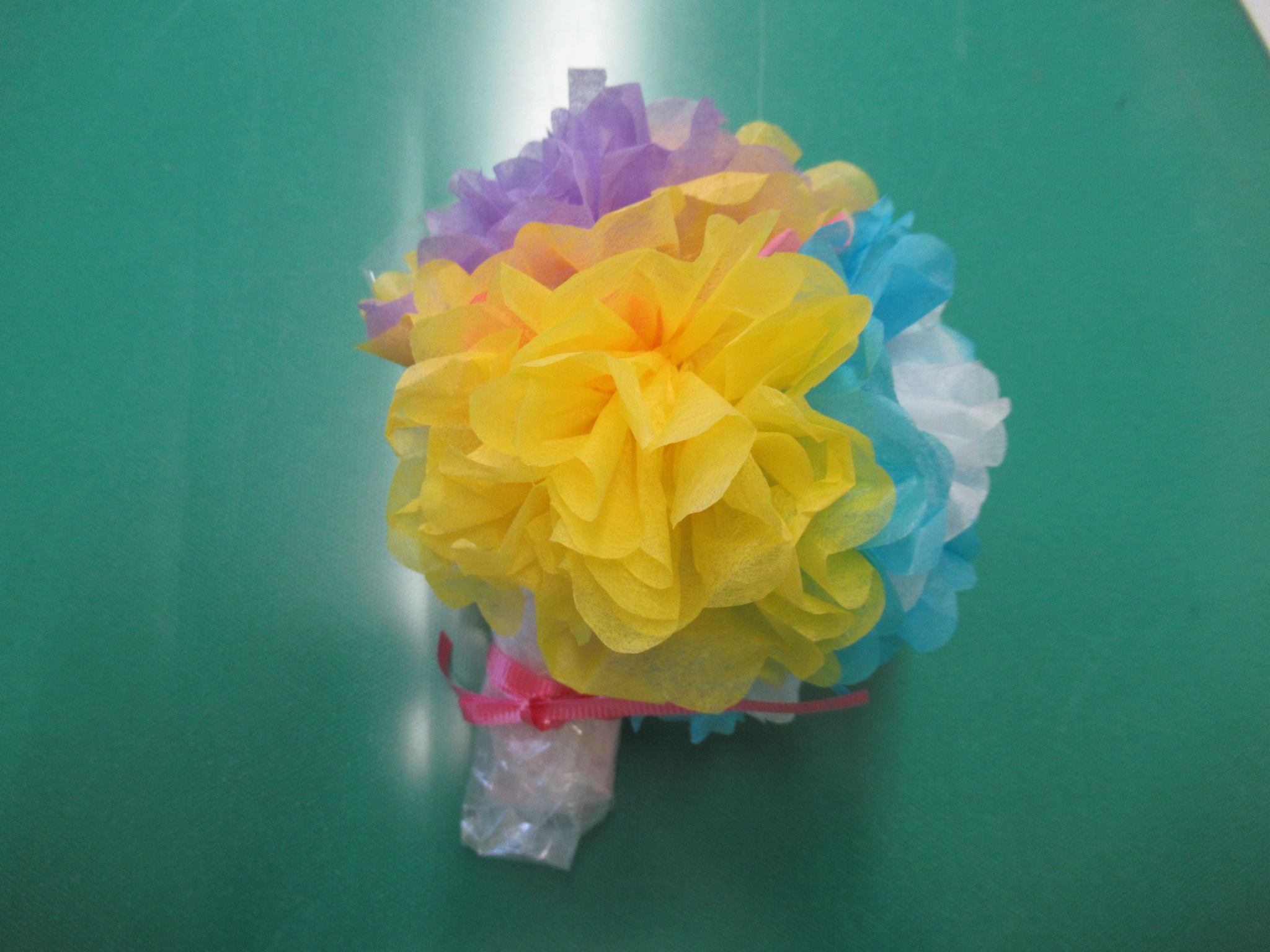 おはながみを使って作成した花束の写真です