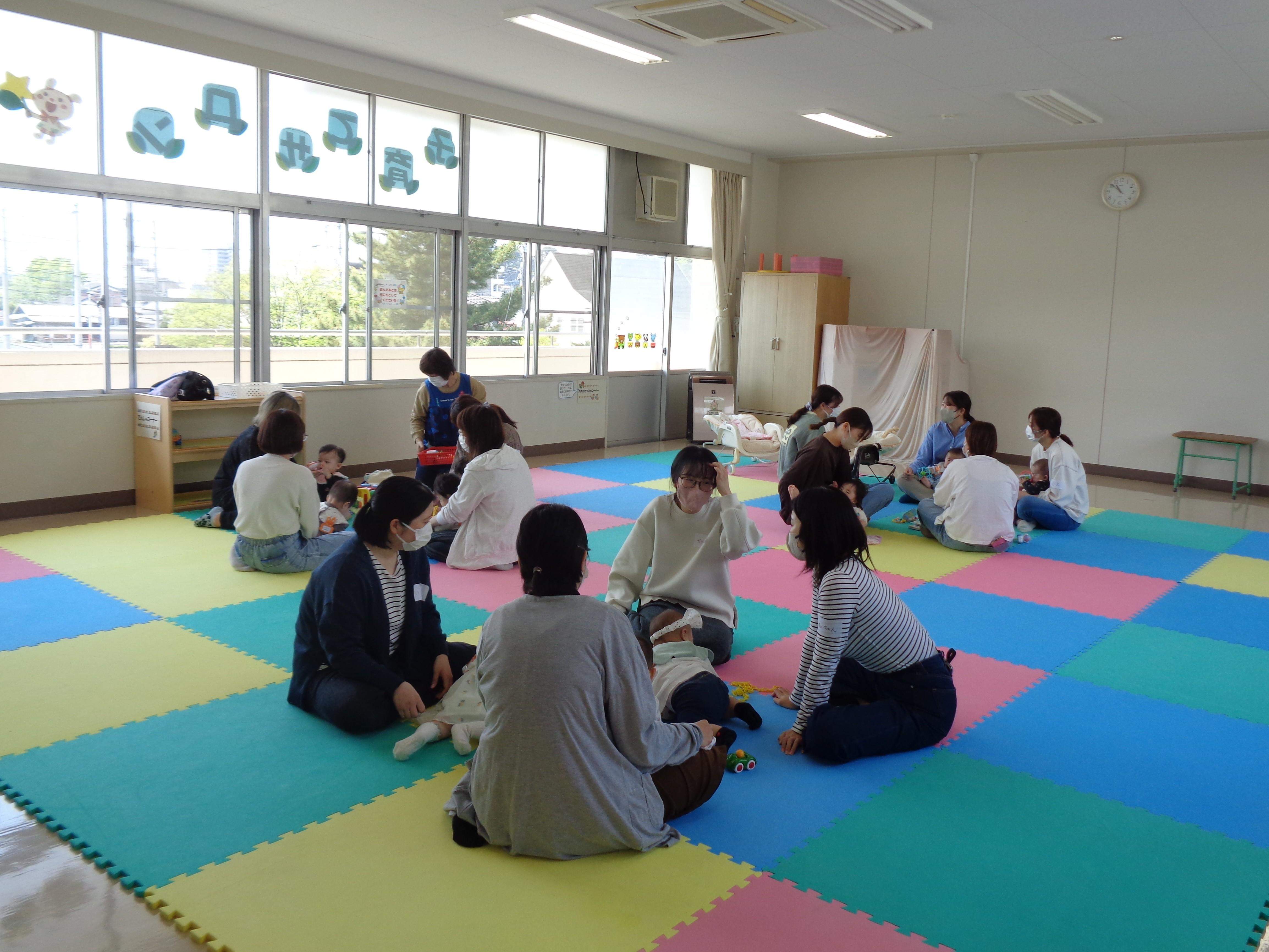 お母さん達がおしゃべりしている写真です。 お母さん達がおしゃべりしている写真です。