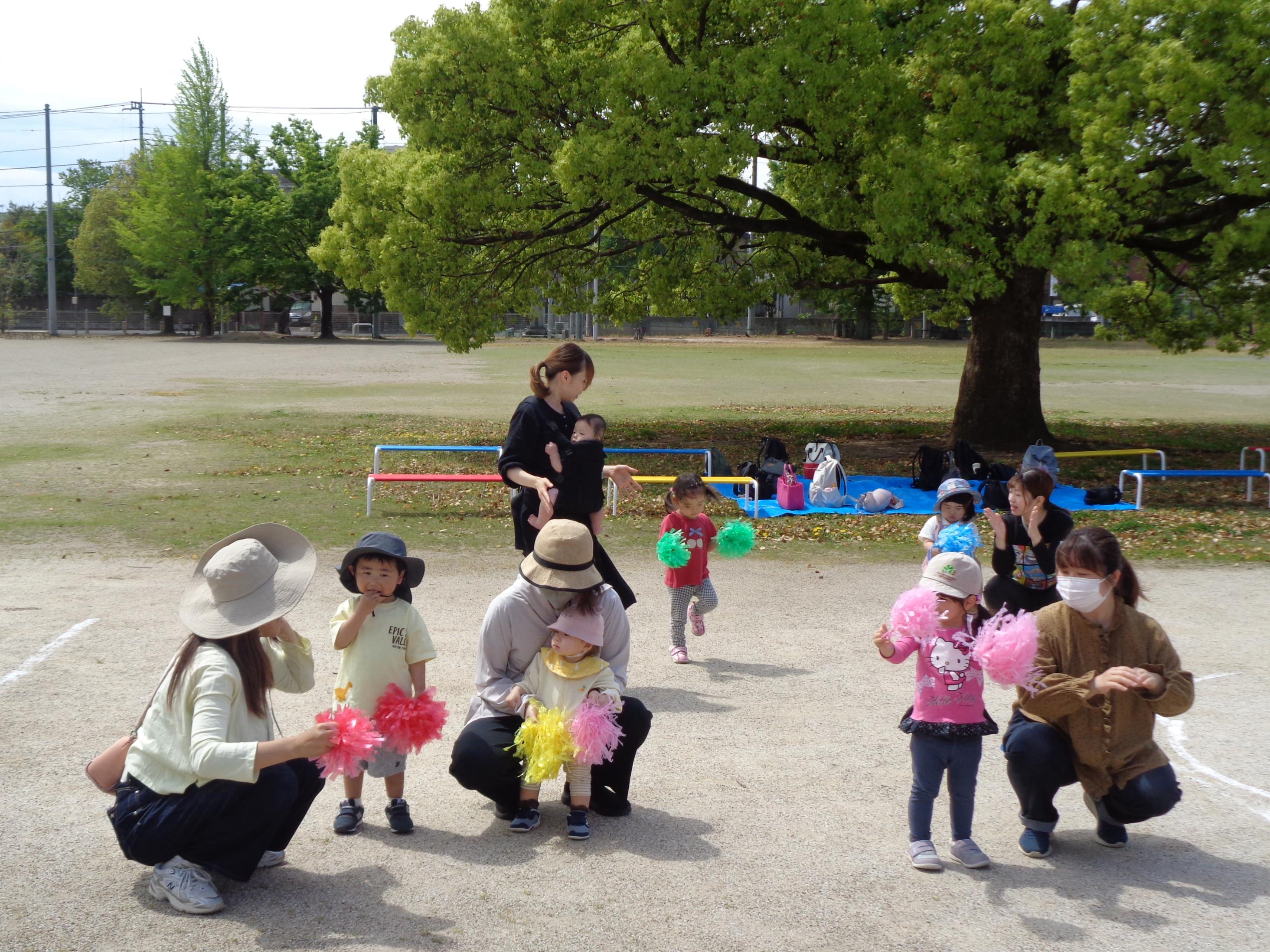 親子で体操をしている写真です。 親子で体操をしている写真です。