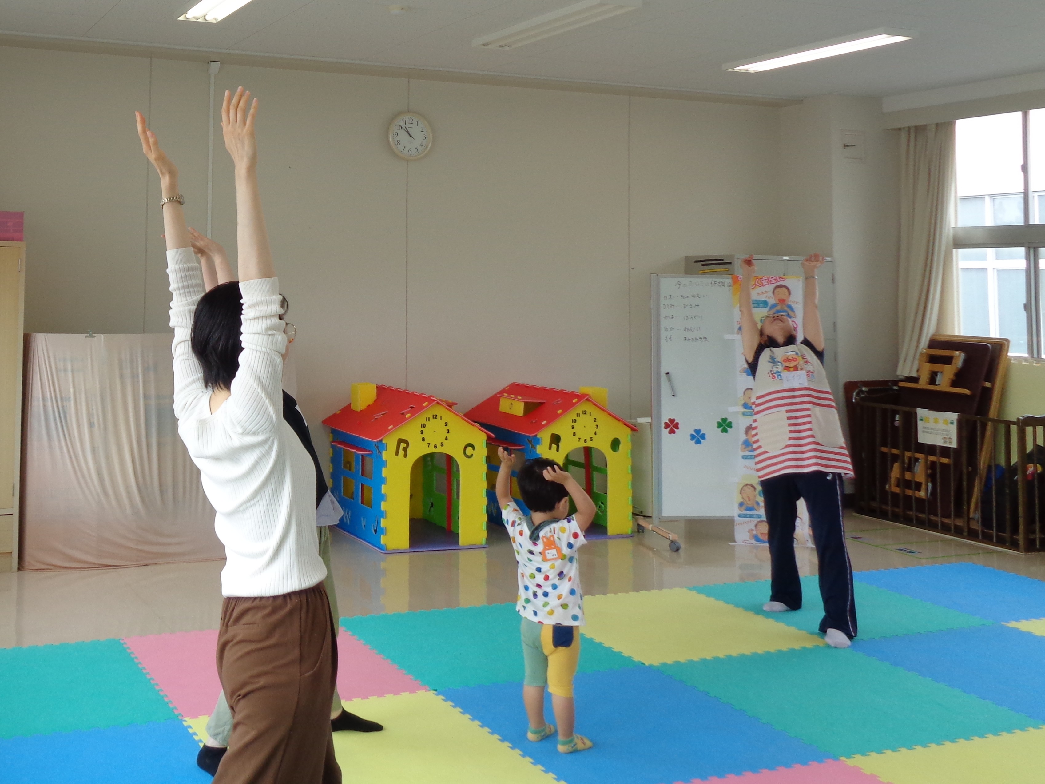 笑いヨガを楽しんでいるところです。 笑いヨガを楽しんでいるところです。
